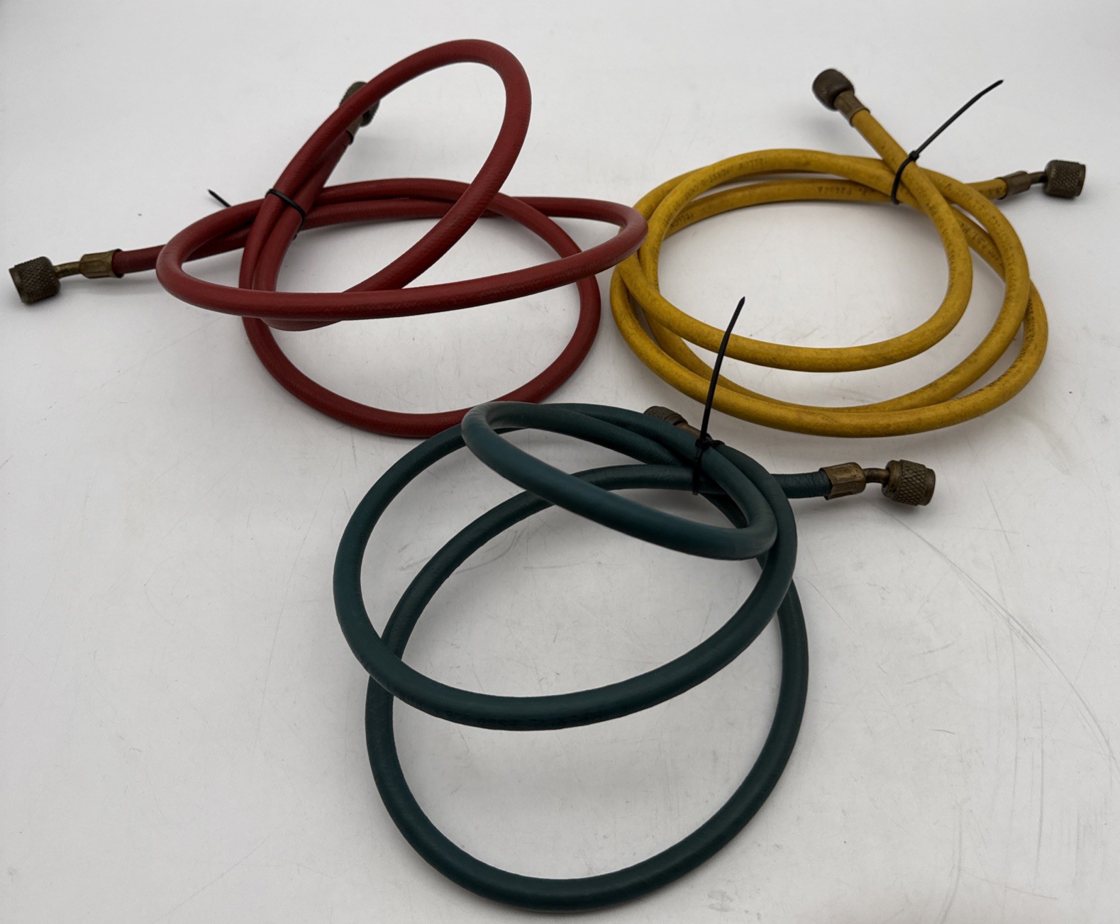 Lot of HVAC refrigeration Charging Hoses 1/4" SAE Fittings 2500 PSI Discounted