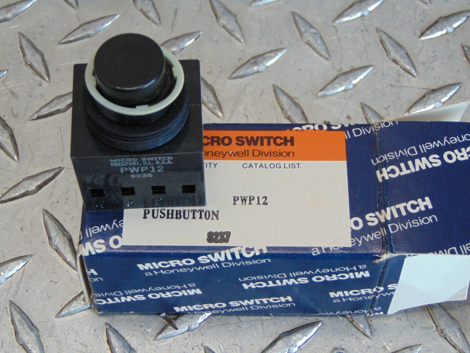 "LOT OF 2" NEW MICRO SWITCH PWP12 BLACK PUSH BUTTON