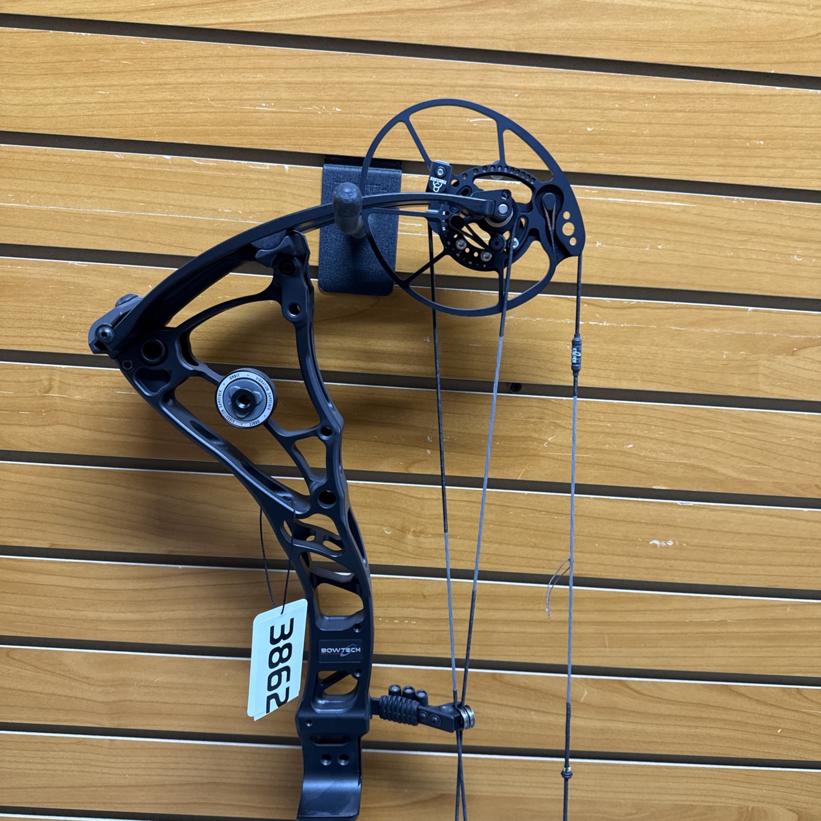 Item 3862 - Bowtech Archery Compound Bow - Core SS - RH - Black - #70 - 26”-31”