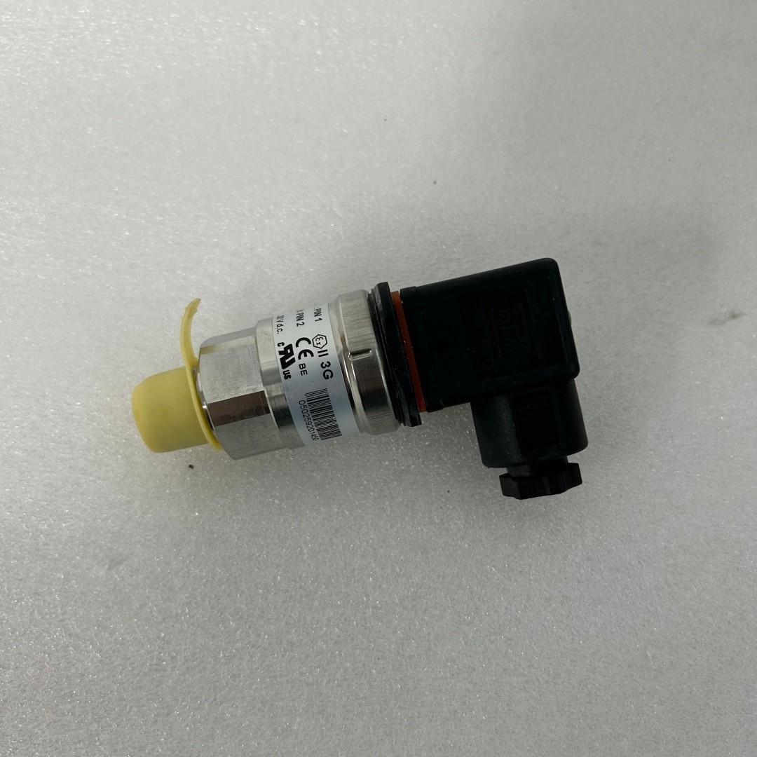 1PCS Danfoss AKS33 060G6419 pressure sensor