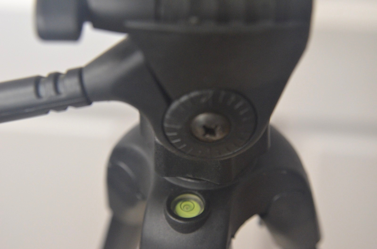Magnus PV-3310 Tripod (4-A)