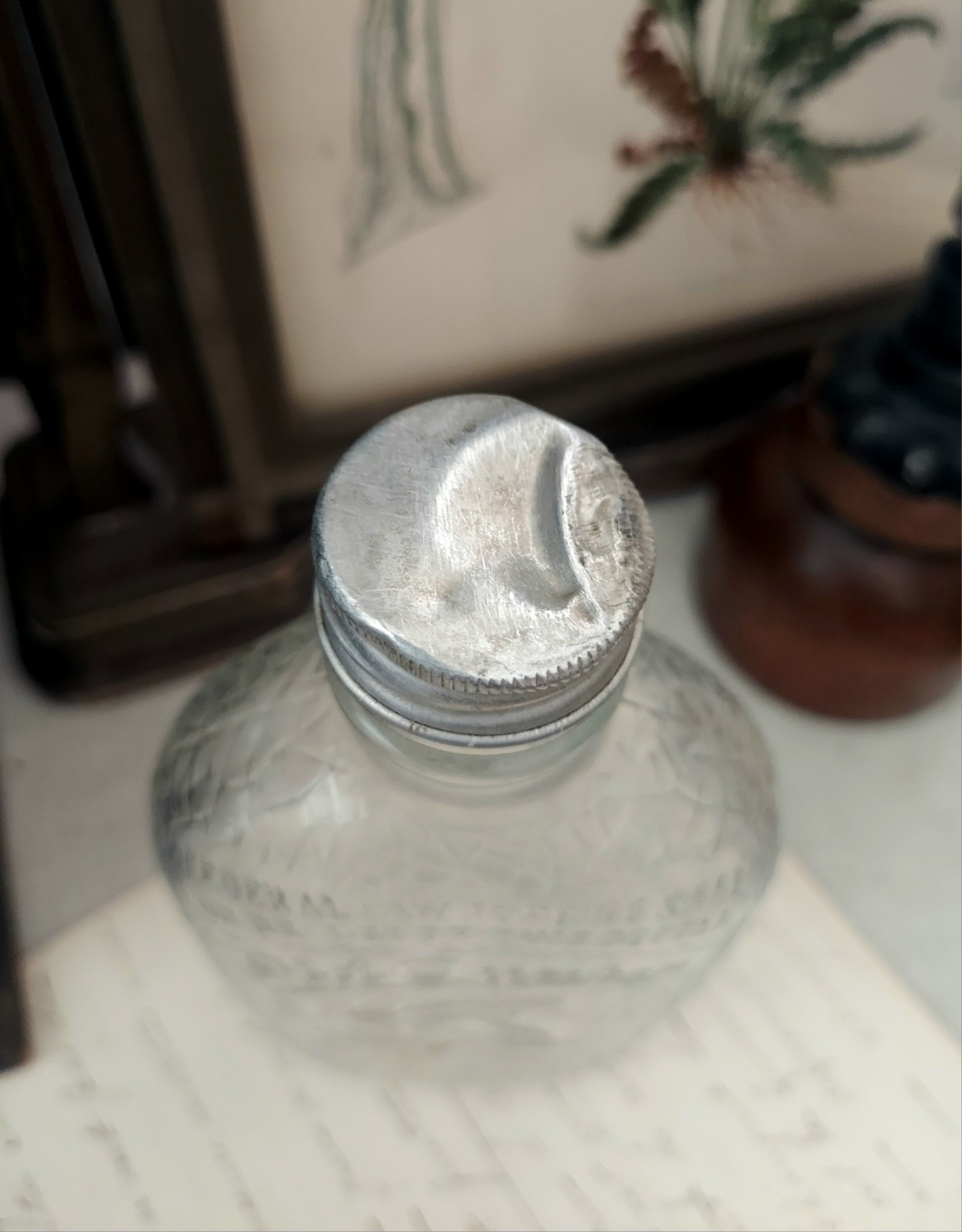Old Quaker Pint Size Whiskey Embossed Quaker And Spider Web Texture