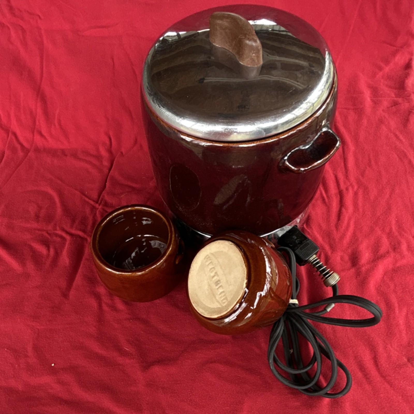 Rival Vintage Brown Electric Ceramic Crock Pot with Two Matching Bowls Westbend