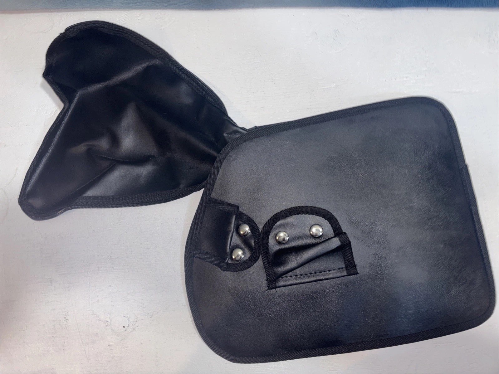 Replacement storage bag for a 3-wheel rollator walker.