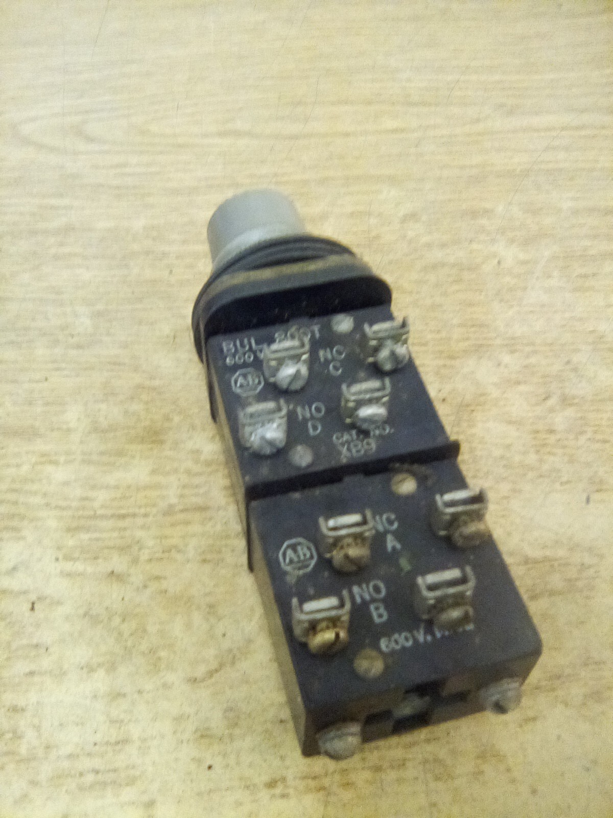 Allen Bradley 800T-XB9 Selector Switch "NO KEY"