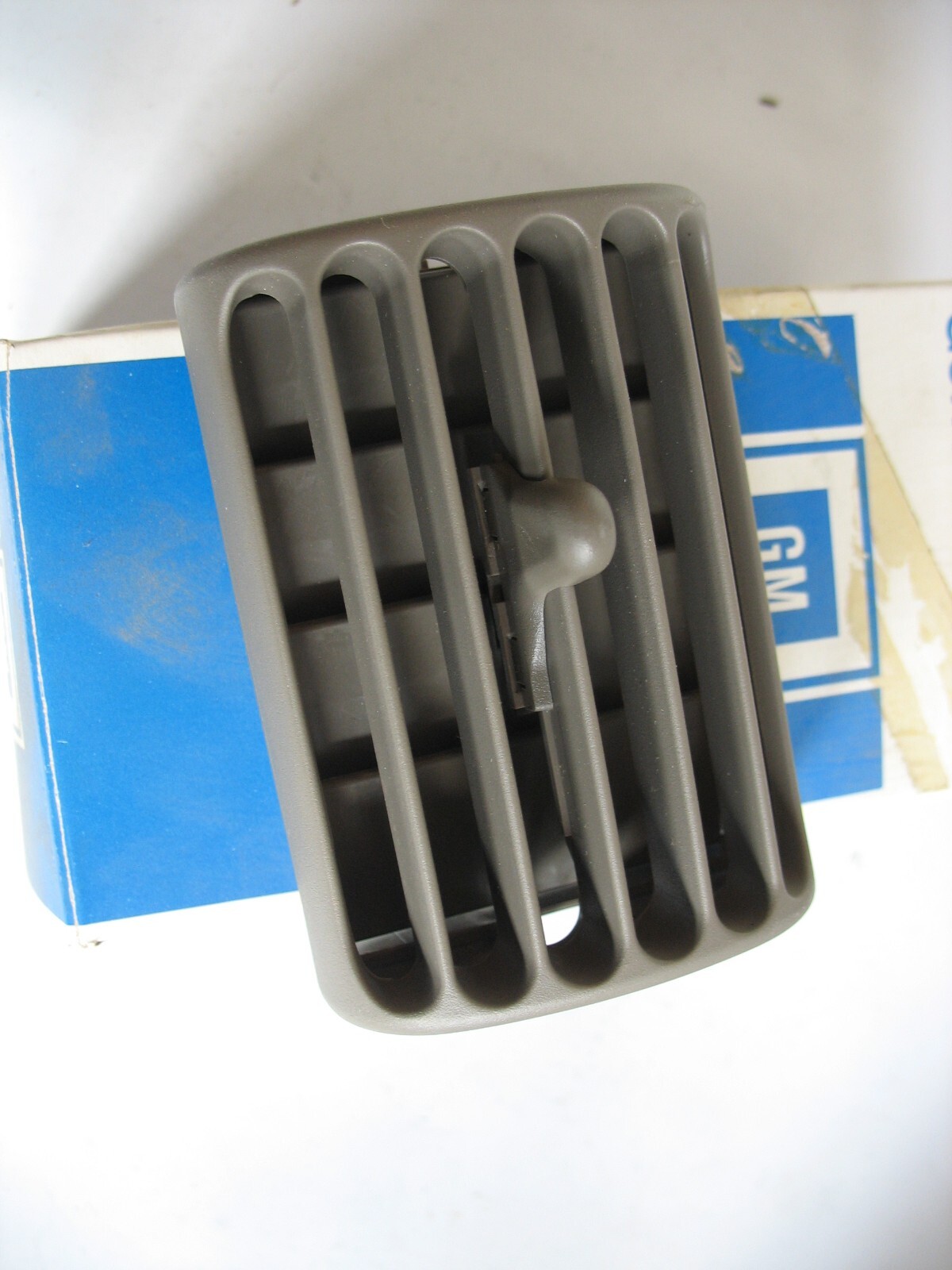NOS General Motors 22595478 Air Deflector AC Vent Taupe