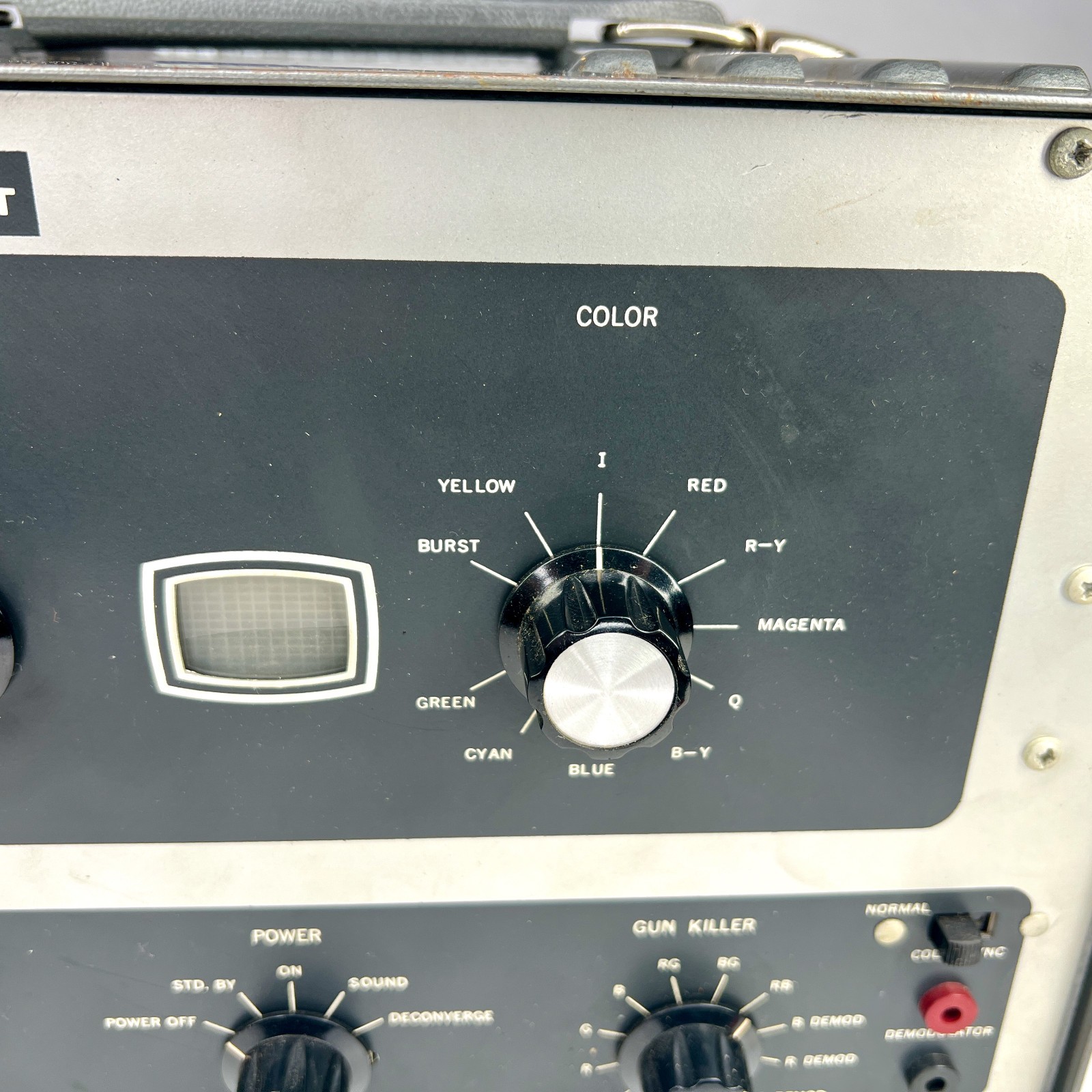B&K Model 850 Color Analyst CRT TV Test Equipment - Powers On - READ BELOW