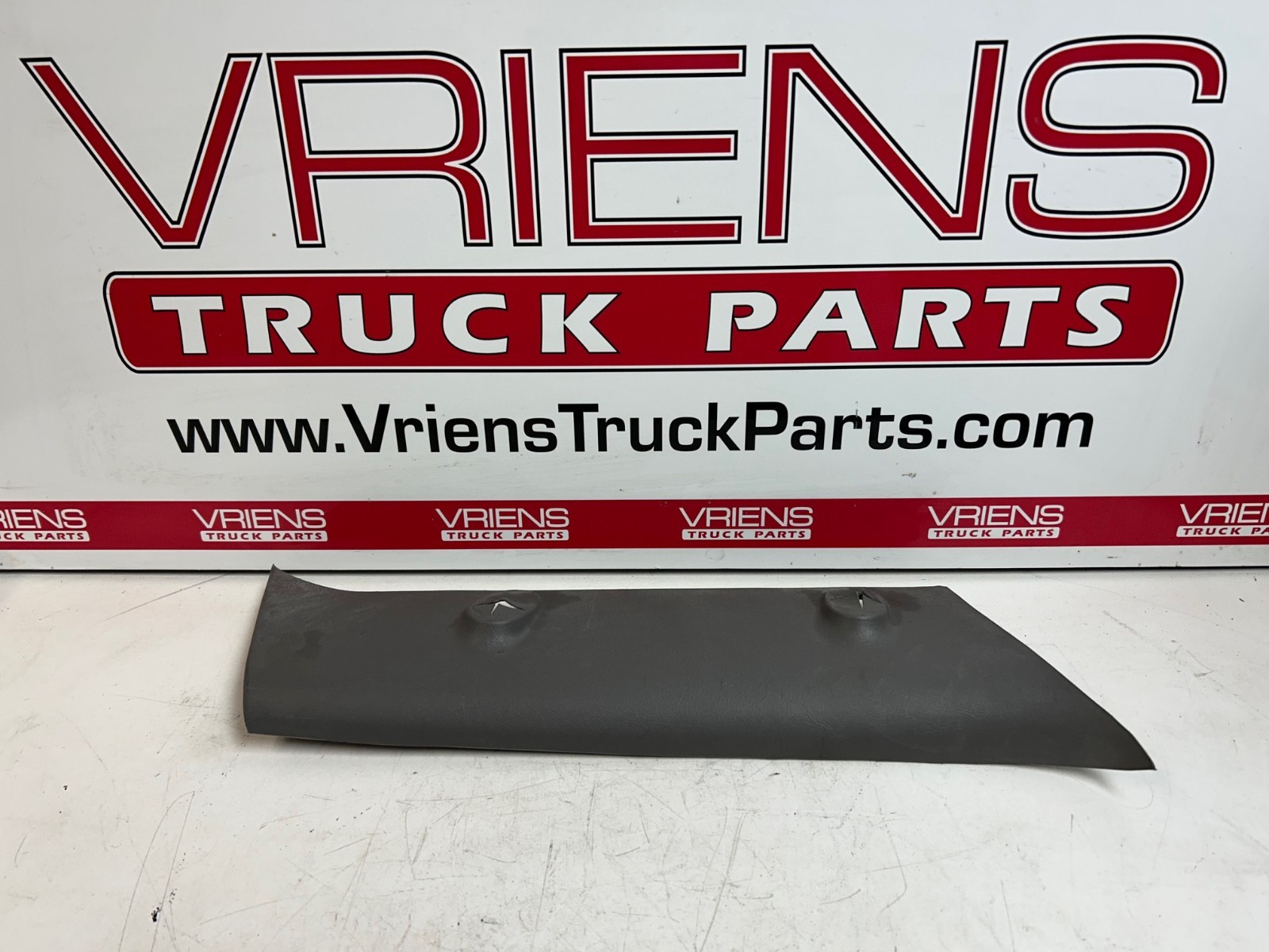 KENWORTH S60-1229-105R TRIM-COVER A PILLAR SLTGRY RH