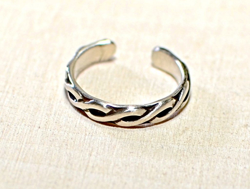sterling silver toe ring - dainty with braided pattern - handmade
