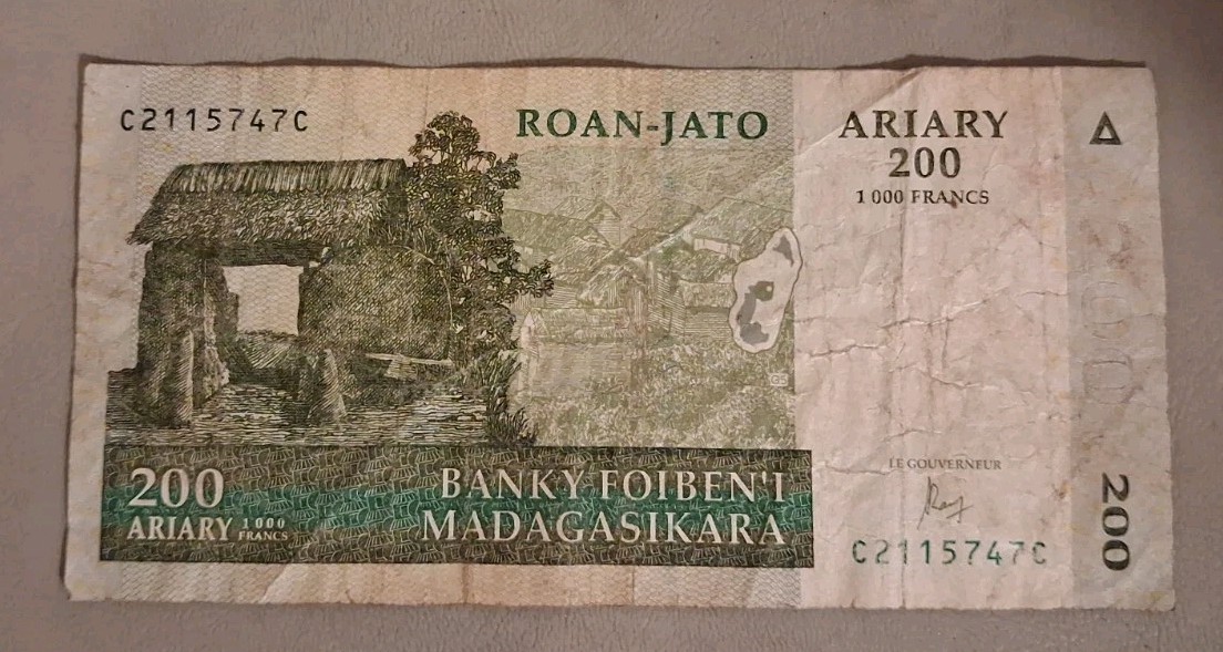 2004 Madagascar 200 Ariary Note