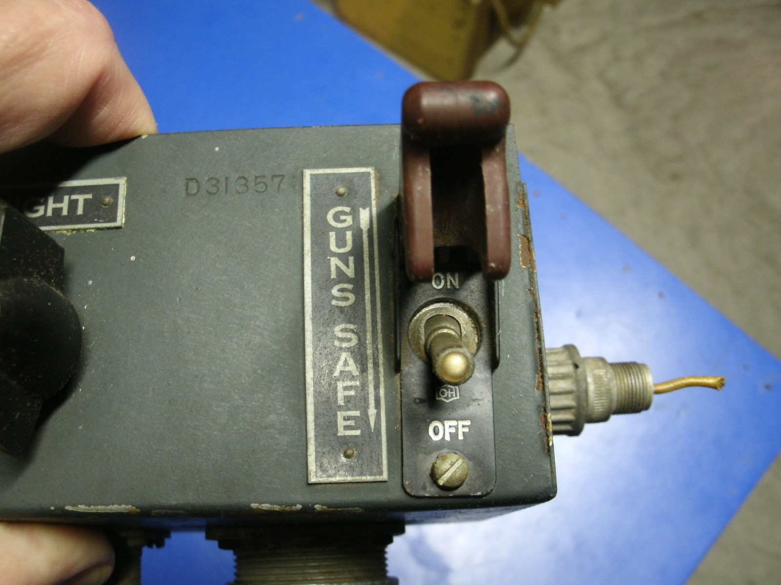 US AIRCRAFT GUN SIGHT - GUN CAMERA SWITCH W.W.II