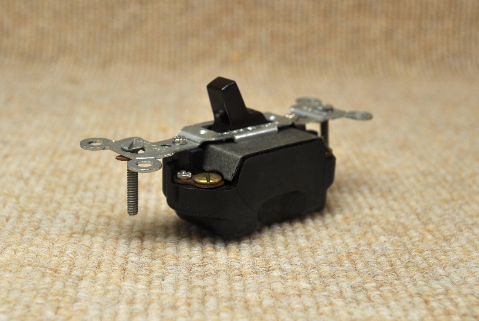 General Electric Single Pole Flush Tumbler Switch Top Wire #GE5041-1, 10A 125V