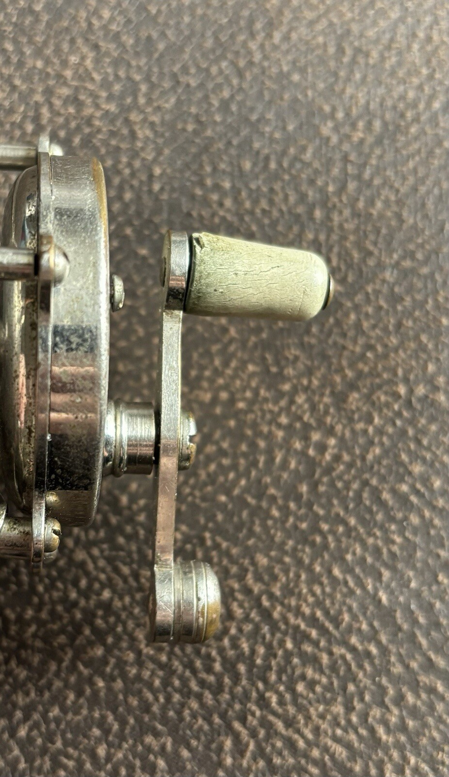Vintage Unbranded Raised Pillar Reel
