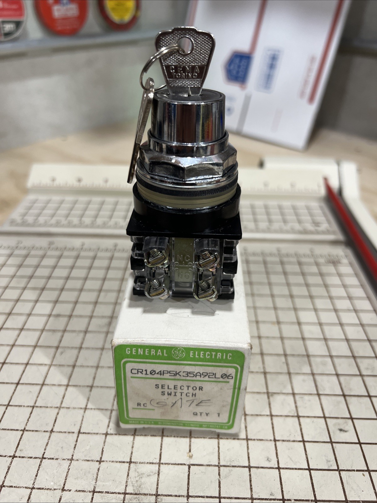 GENERAL ELECTRIC CR104PSK35A92L06 SELECTOR SWITCH 2 NO 2 NC