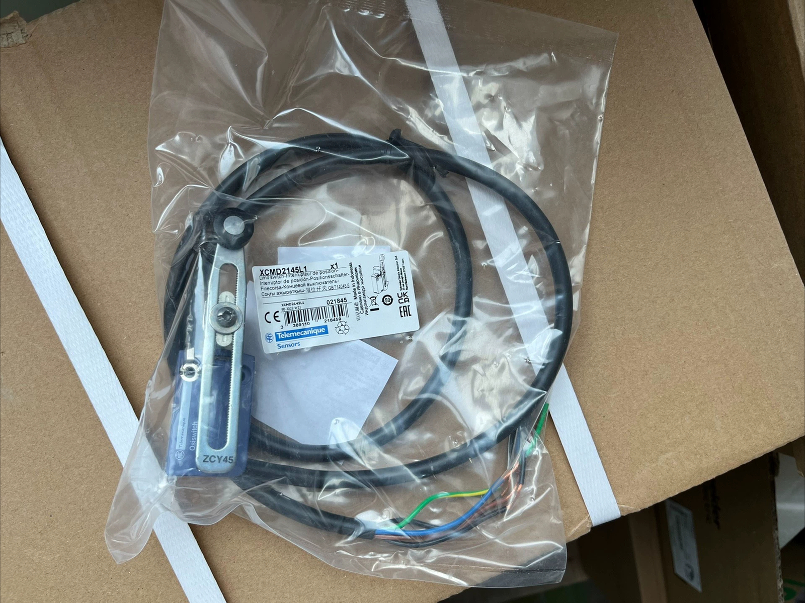 1pc Telemecanique XCMD2145L1 New Limit Switch