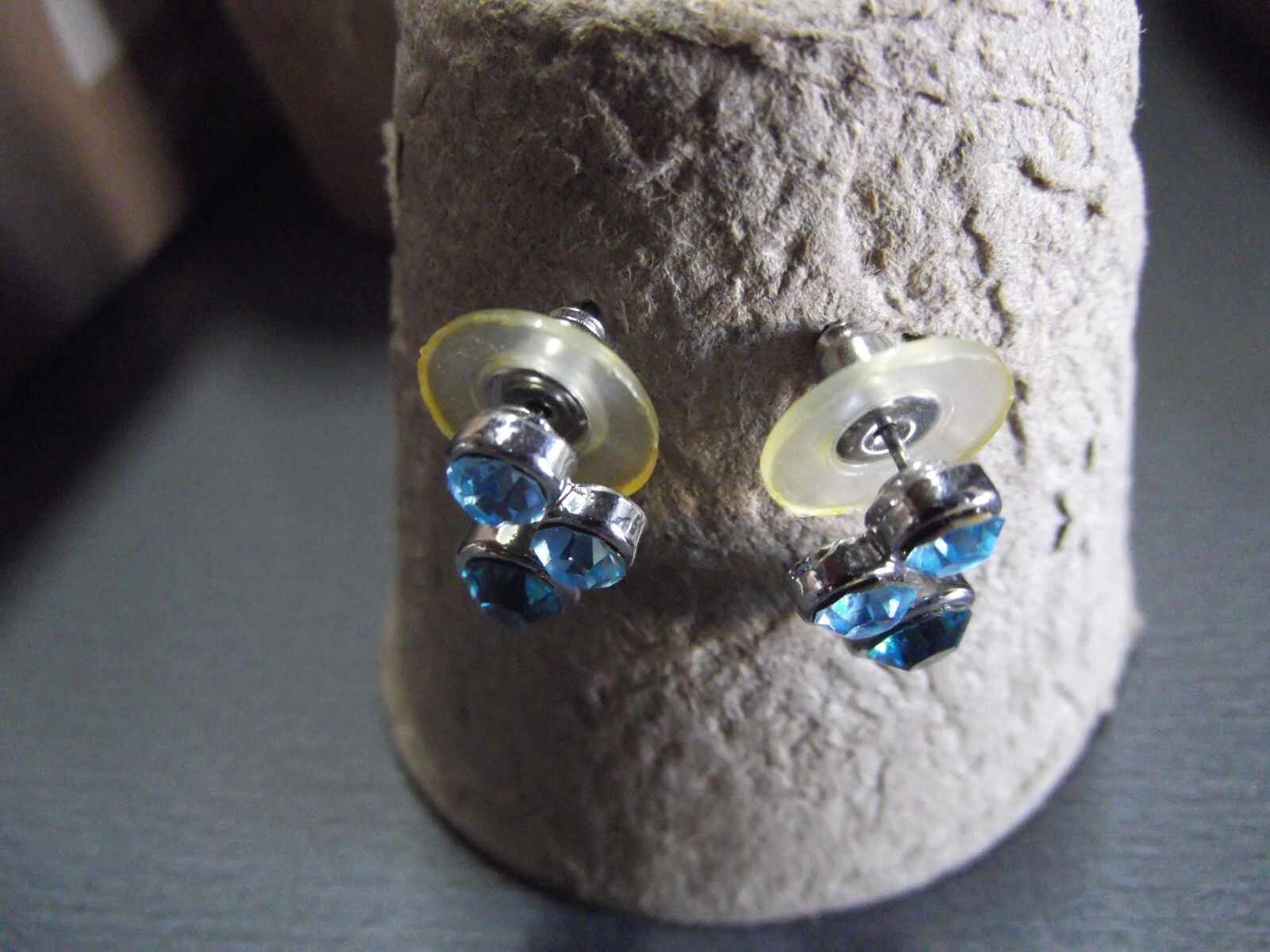 1 Pair Old .75 "in Blue Sparkly Glass Studs