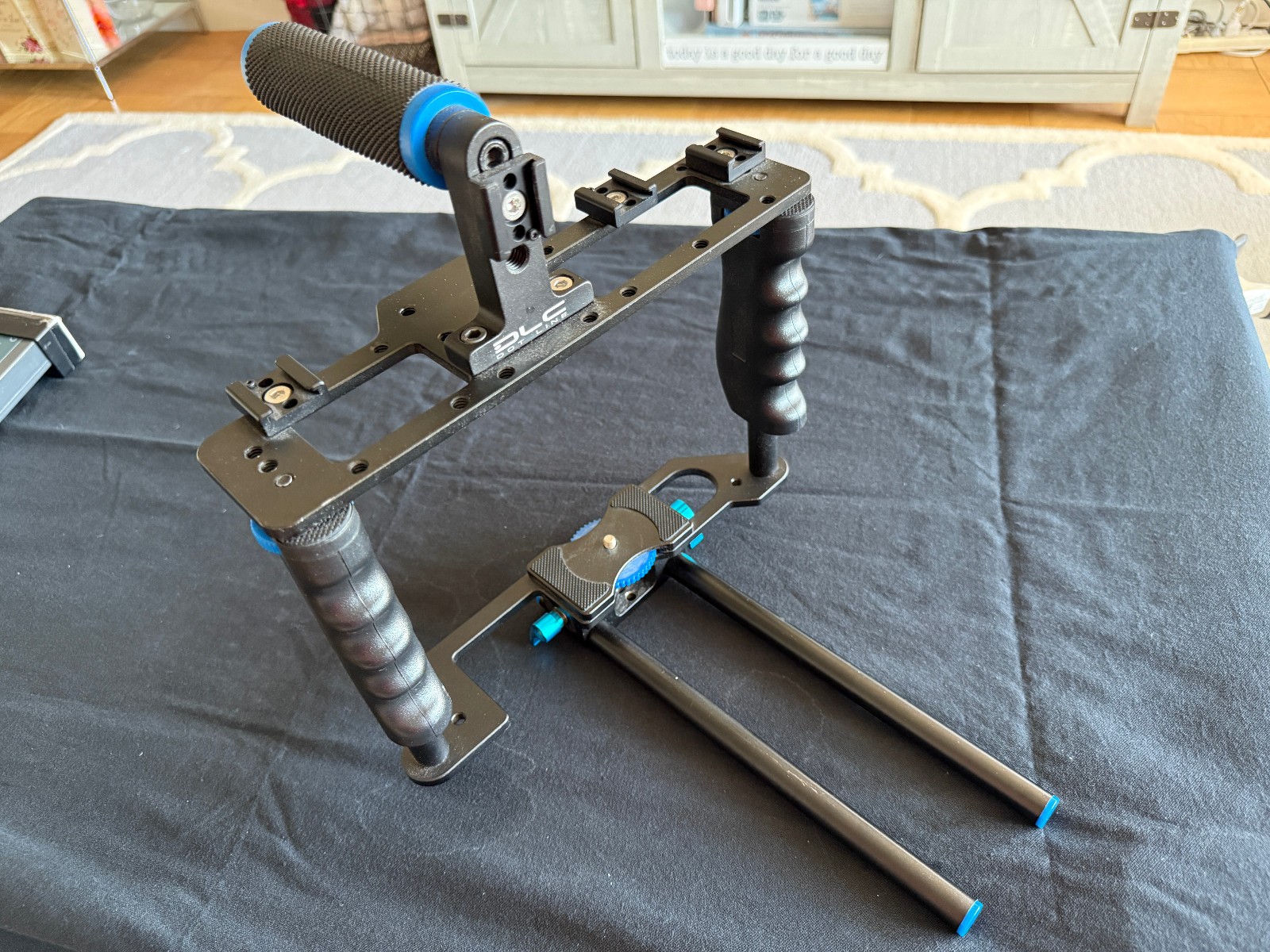 DLC HDSLR Gearbox  camera cage with handle, rods, cold shoe mounts