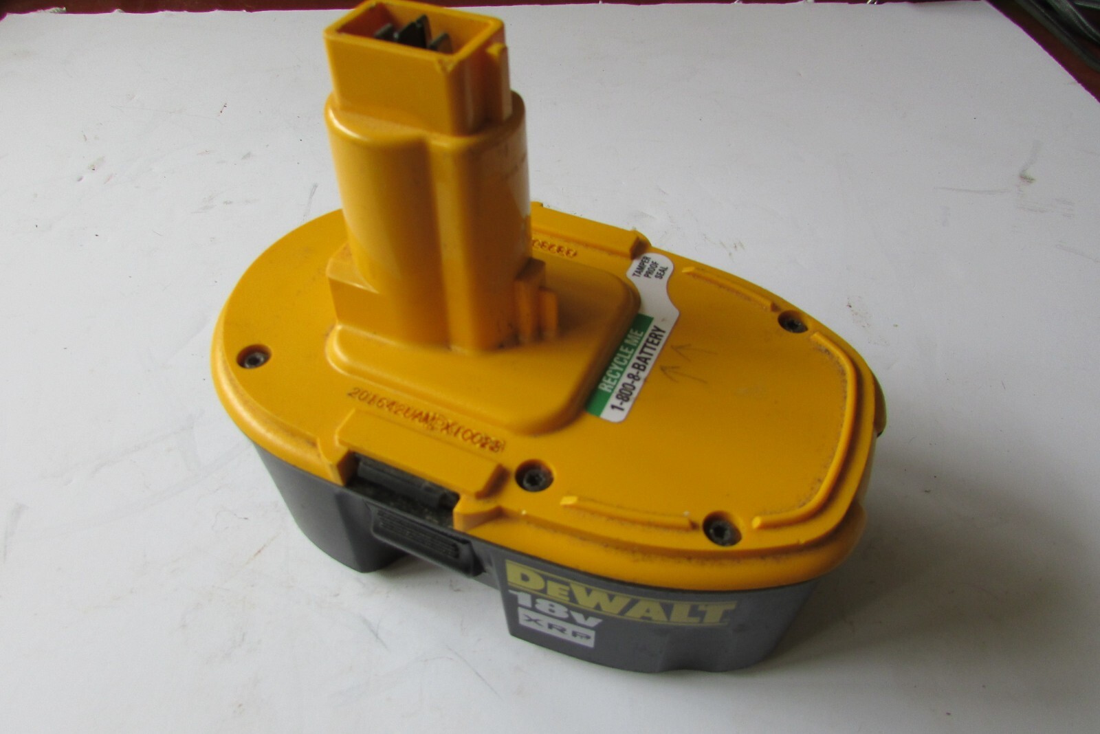 DeWALT 18 VOLT XRP BATTERY - DC9096 -- for Parts or Rebuild