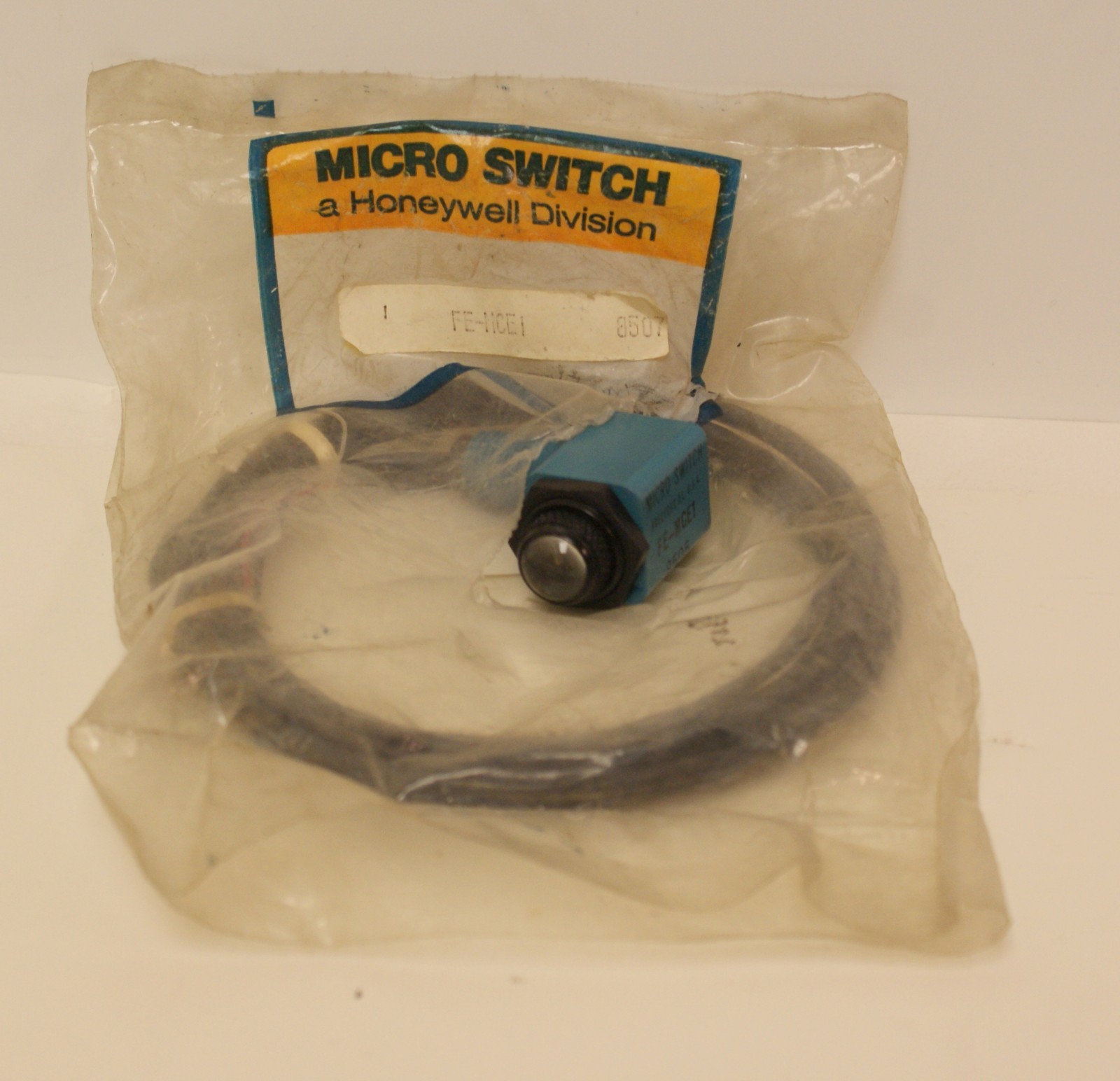 Honeywell MicroSwitch FE-MCE1 Photoelectric Swtich (8562)