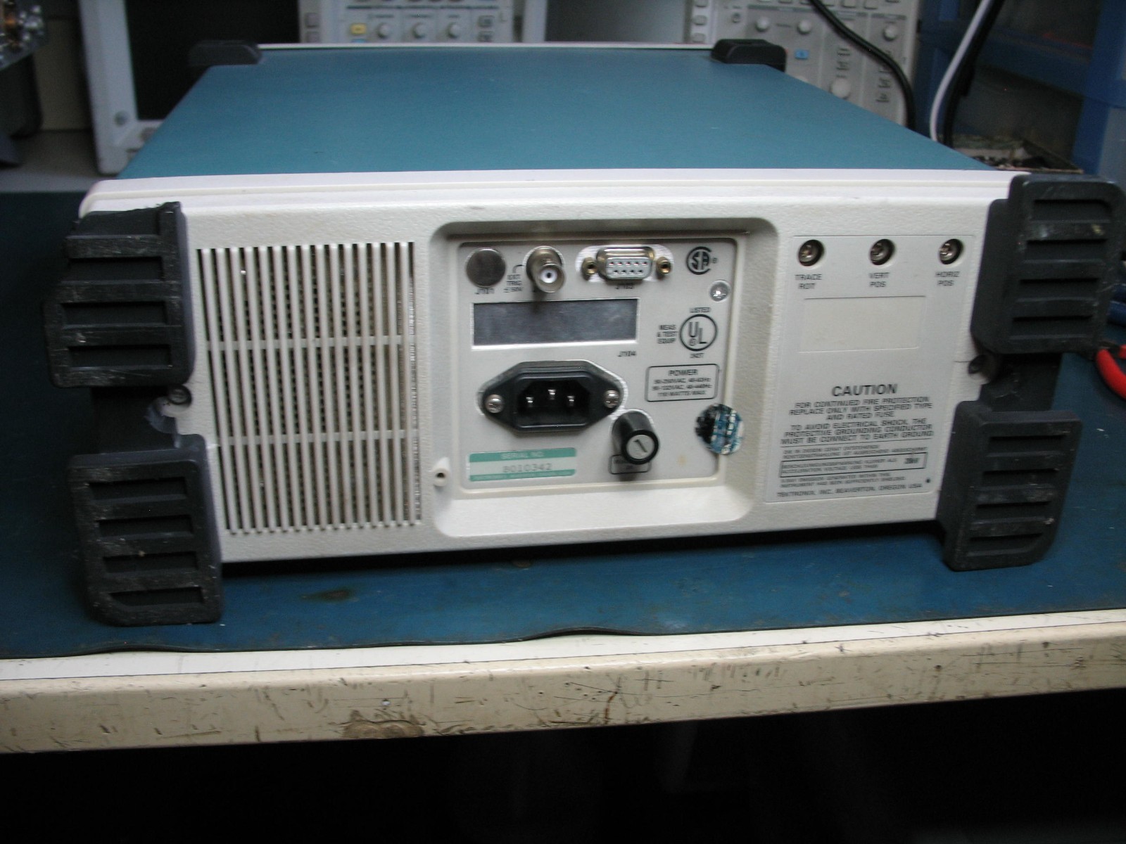 Tektronix 2711 Spectrum Analyzer with Tracking Generator