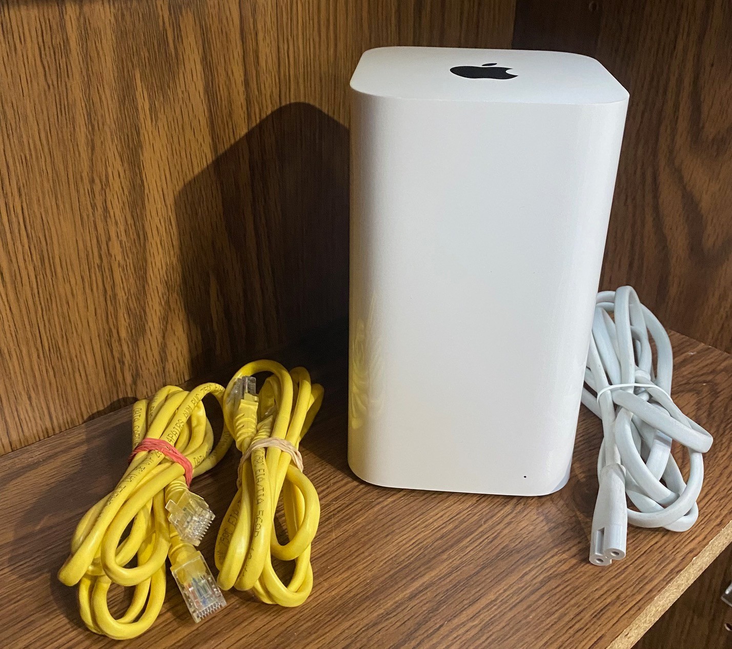 Apple AirPort A1521 Extreme Base Station EMC 2703, 50-60Hz 1,5 A , White