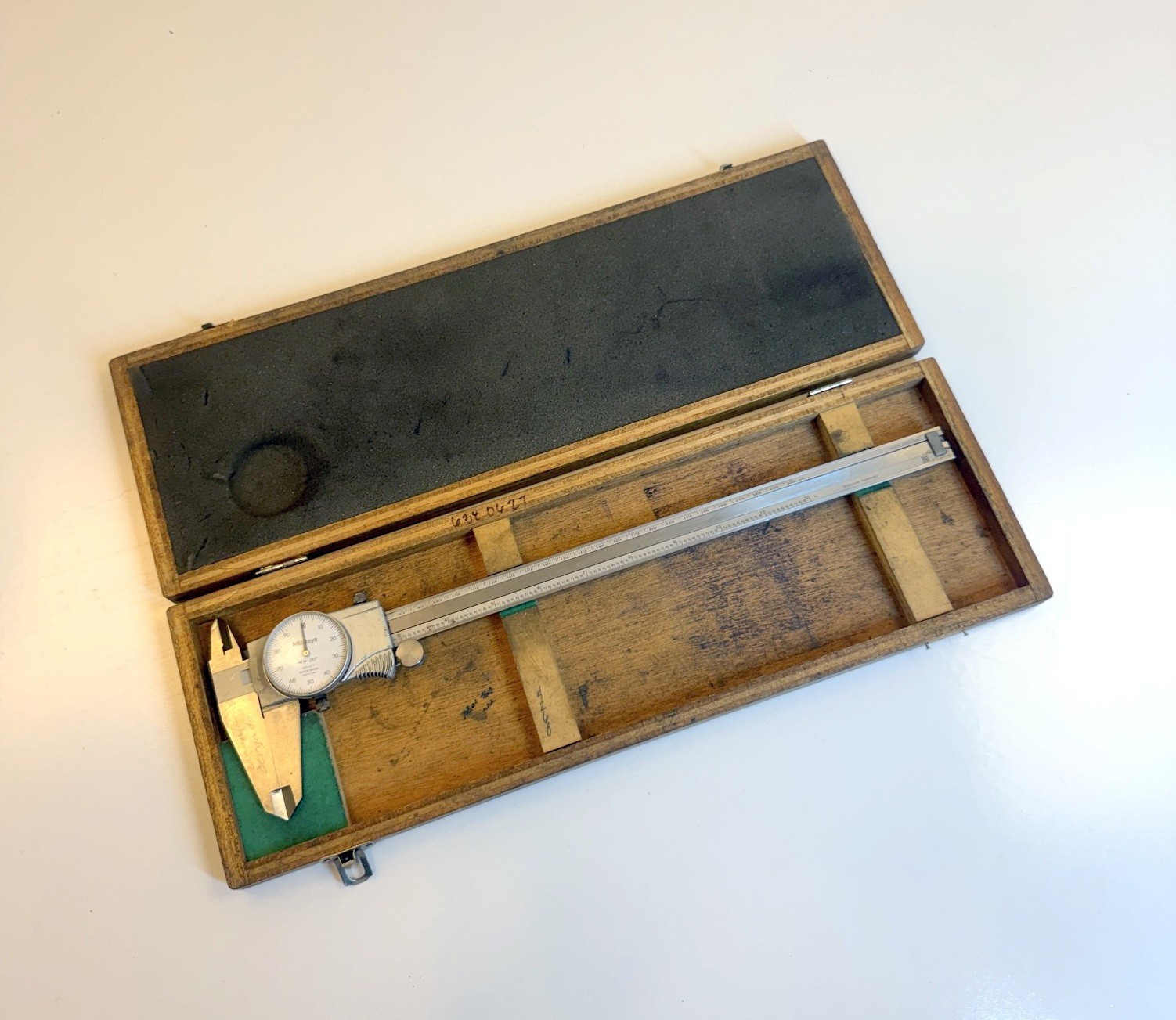 Mitutoyo 505-677 Dial Caliper, 0-12" Range, .001" Graduation * NICE * Vintage