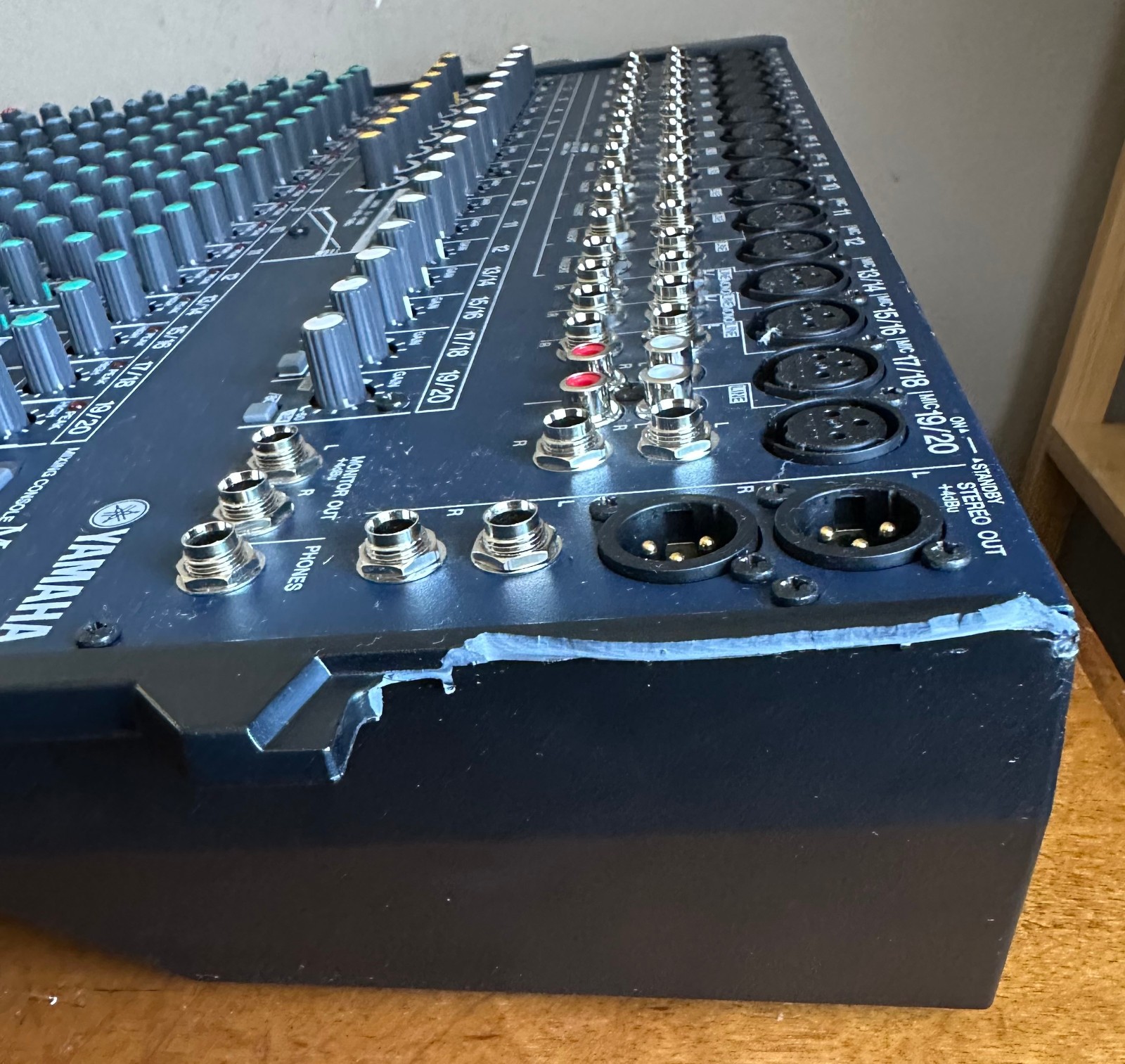 Yamaha Model MG206C 20-Input Professional Mixer Analog Channel Console
