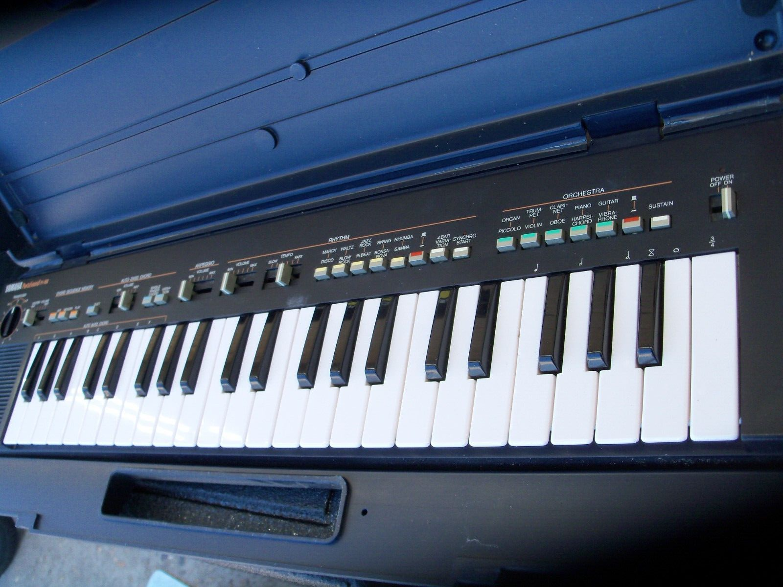 YAMAHA PORTASOUND PS-400 ELECTRONIC KEYBOARD (COMES WITH HARD SHELL CASE)