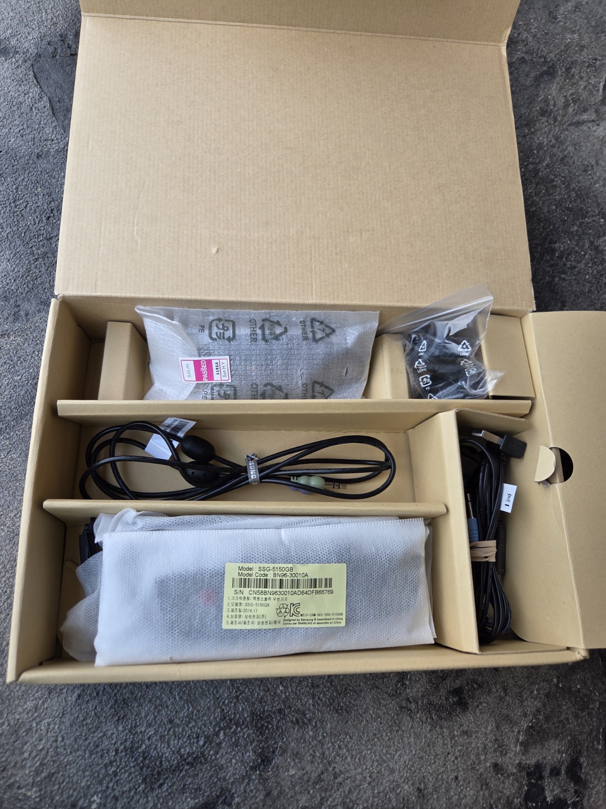 Samsung TV Accessory Kit (4 pairs) HD 3D Active Glasses SSG-5150GB Remote & Cord