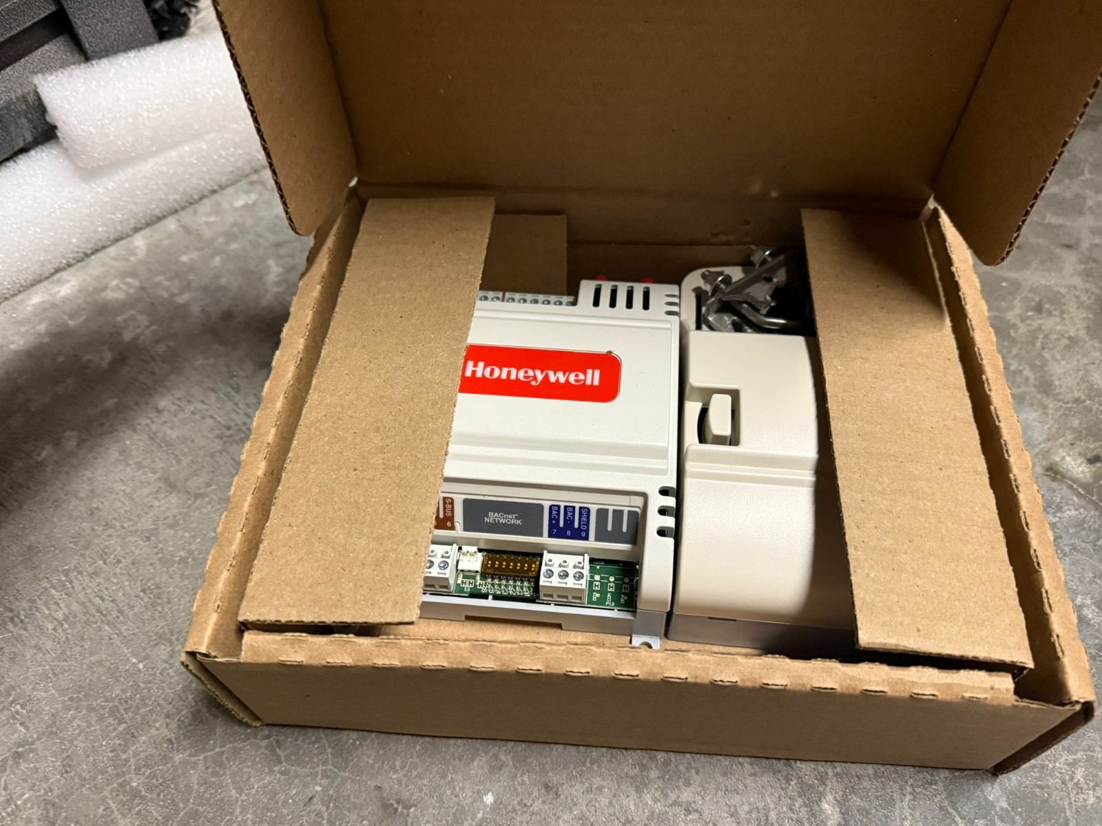 Honeywell CVB4022AS-VAV1 BacNET VAV Controller NEW