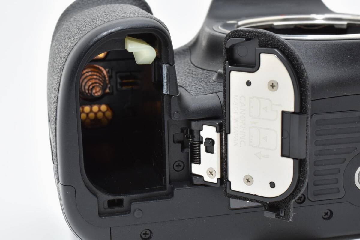 , approximately 8,972 shutter count, Canon EOS 7D Mark II #1555J