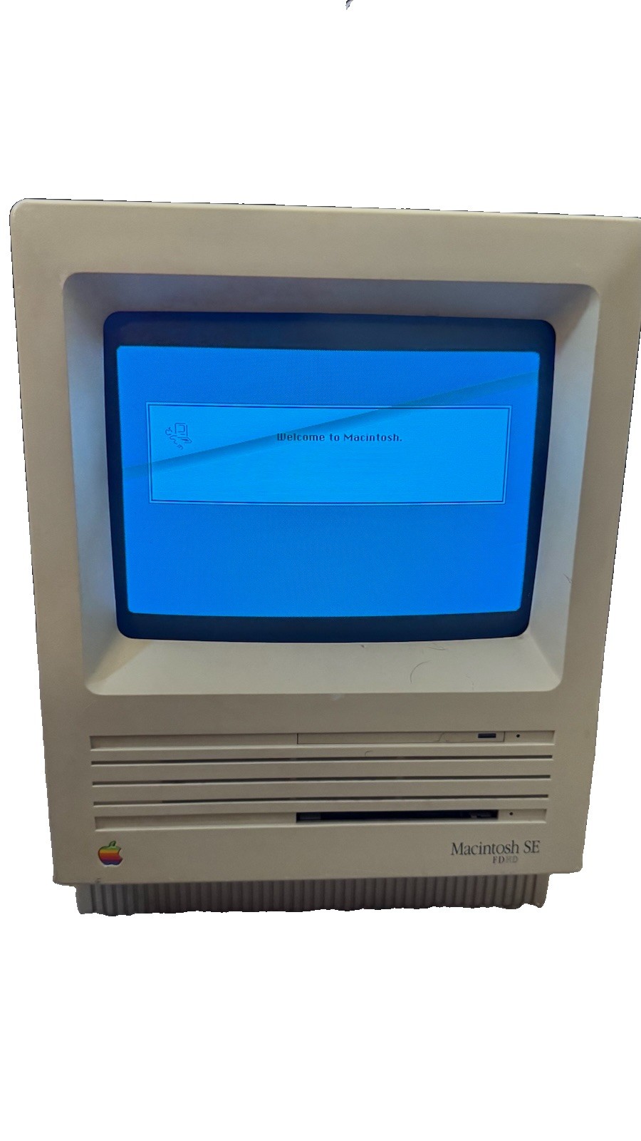 Apple Macintosh SE FDHD desktop computer- model M5011