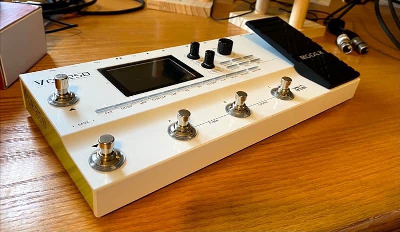 Mooer GE250 Guitar Effects Processor White