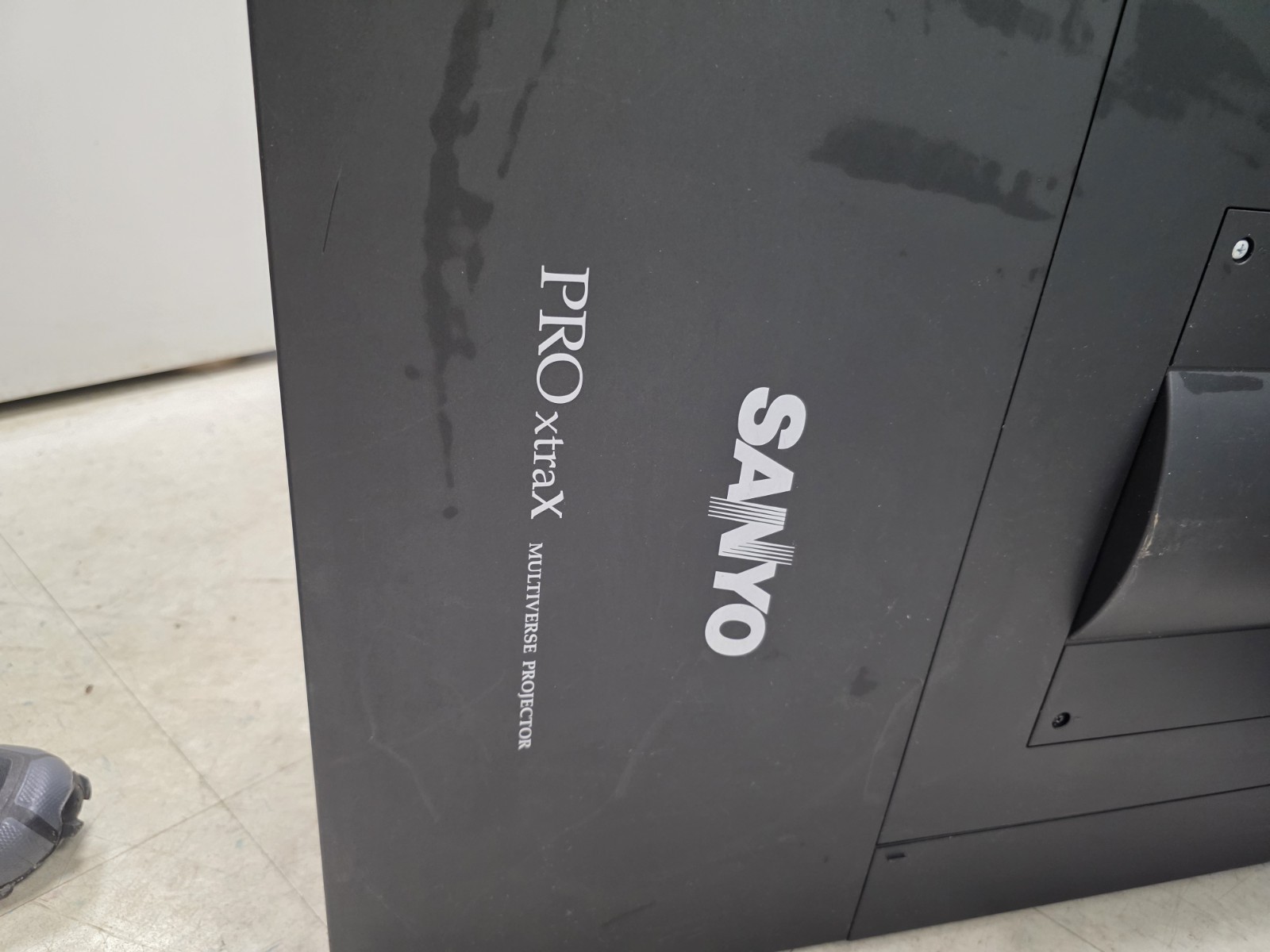 Sanyo PLC-XF1000 XGA Multimedia Projector