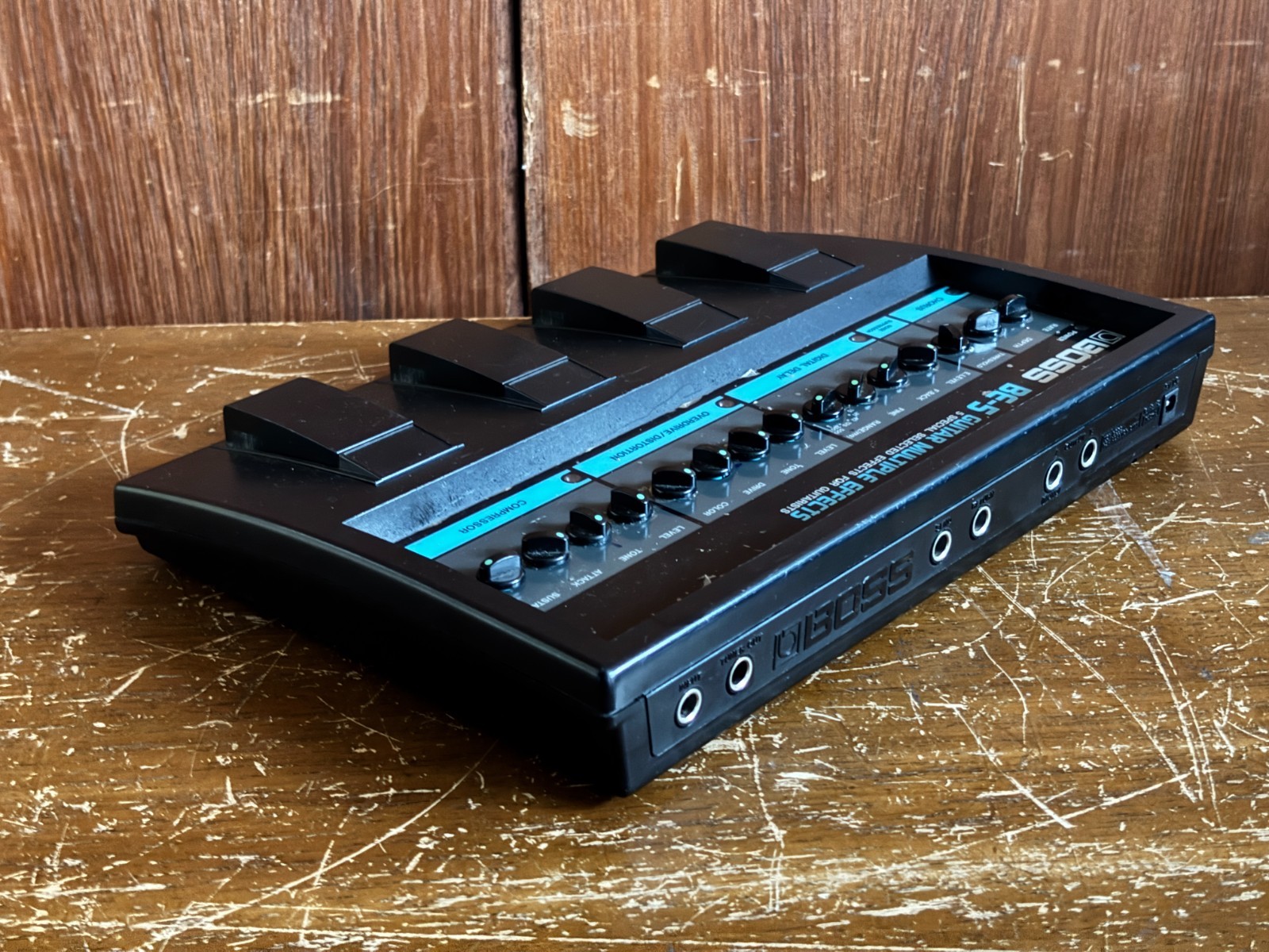 BOSS BE-5 GUITAR MULTIPLE EFFECTS w/ 100-240V power supply