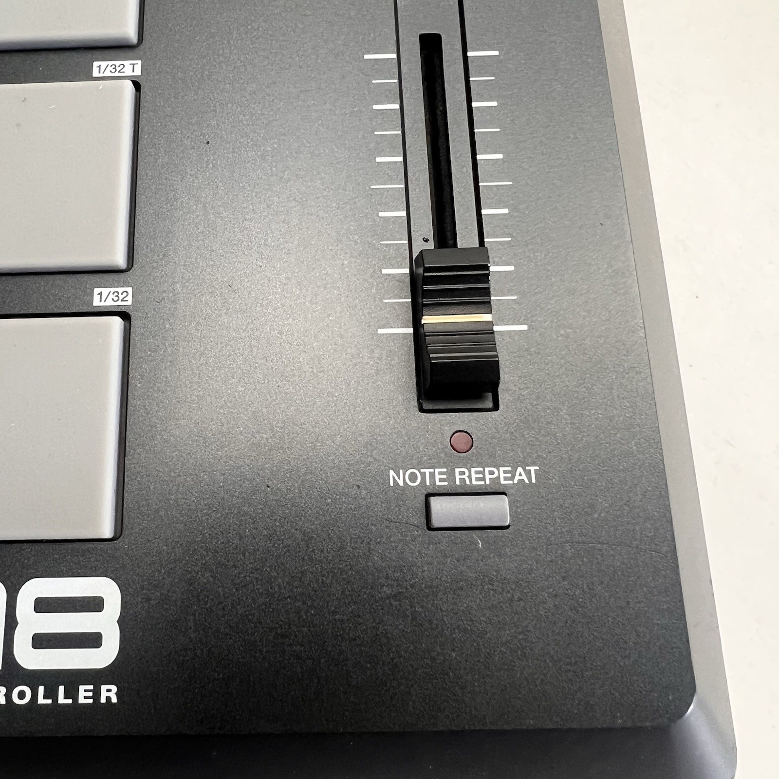 AKAI Professional MPD18 Compact USB MIDI Pad Controller With cable 16 Pads