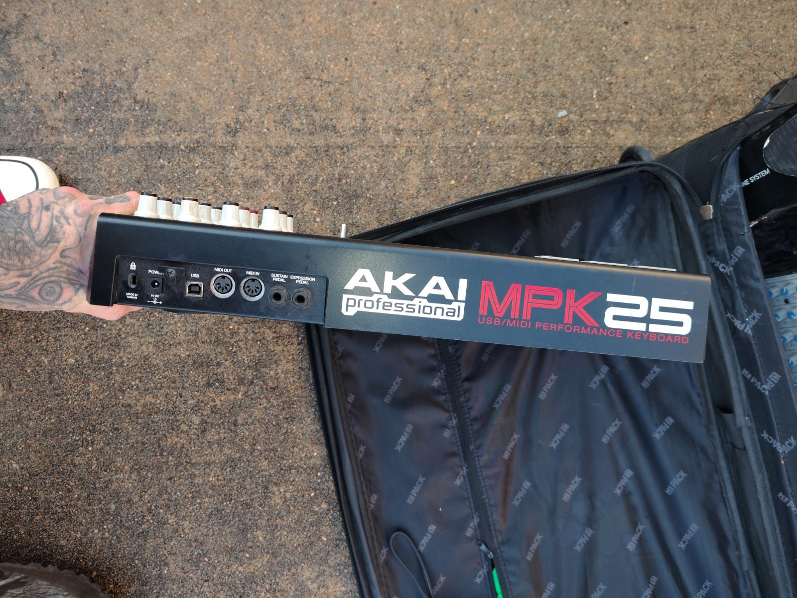 Akai Professional MPK25 25-Key USB/MIDI Keyboard Controller Drum Pads Wheels