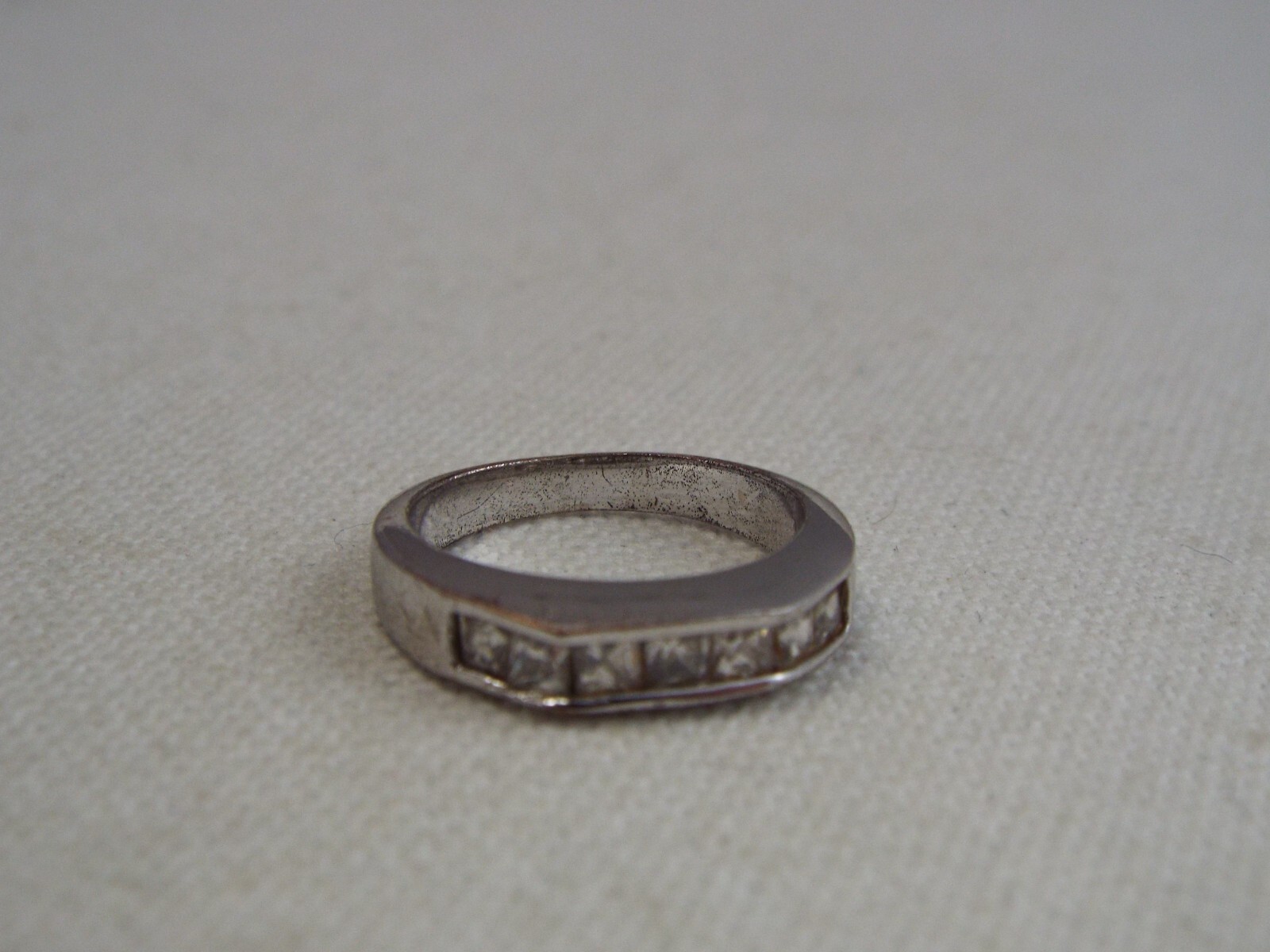 Silertone Rhinestone Band Ring ~ Size 5 (A68)