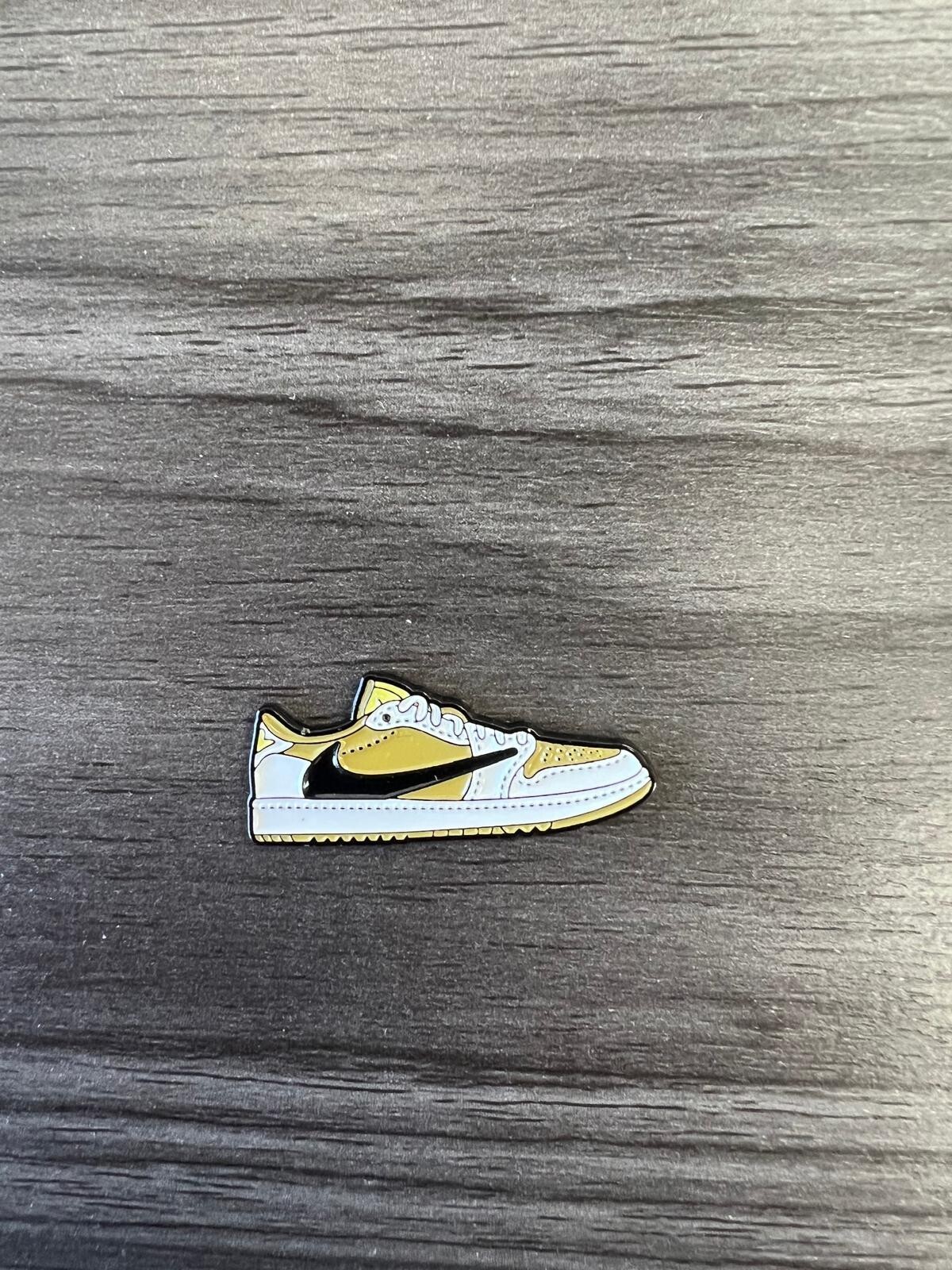 Golf Ball Marker 1.25" Enamel Sneaker  - Magnetic NEW - FREE SHIPPING