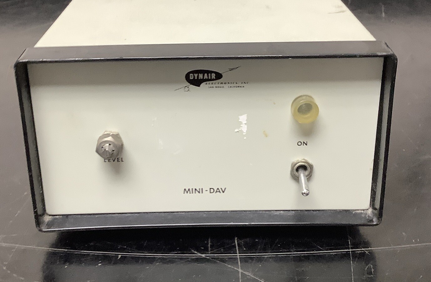 Dynair Da 230A Mini Dav video amp 2 in 4 out port