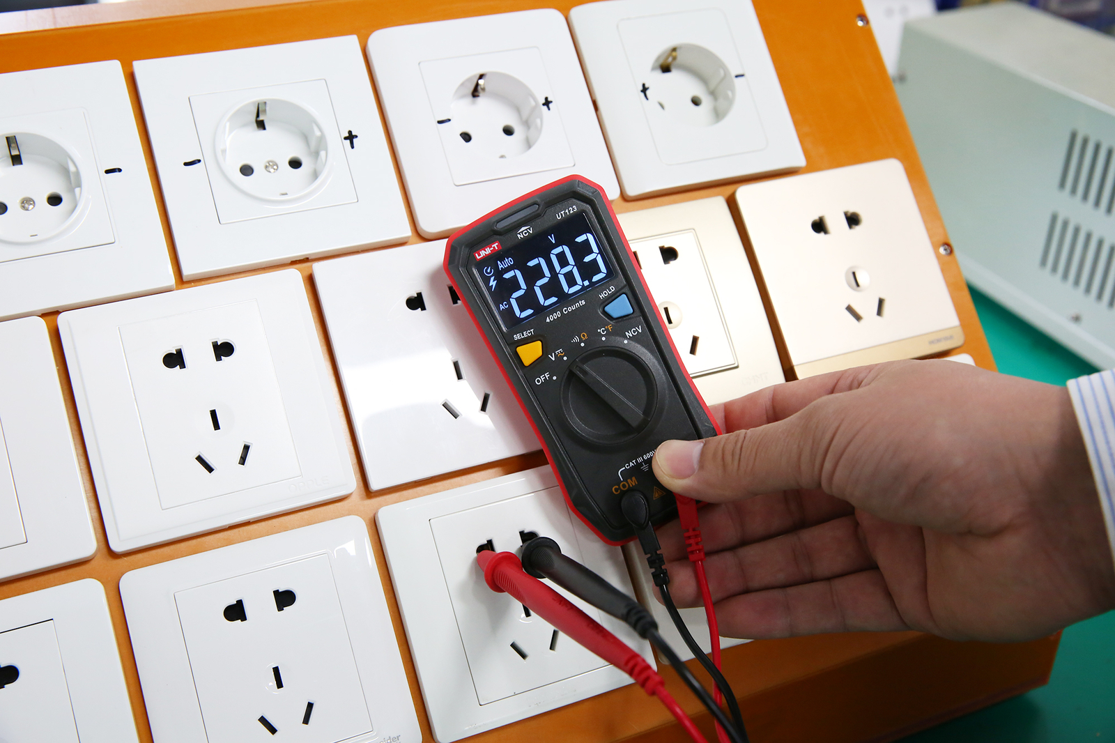 UNI-T UT123 Mini Digital Multimeter Car Range Data Hold AC DC Volt Meter