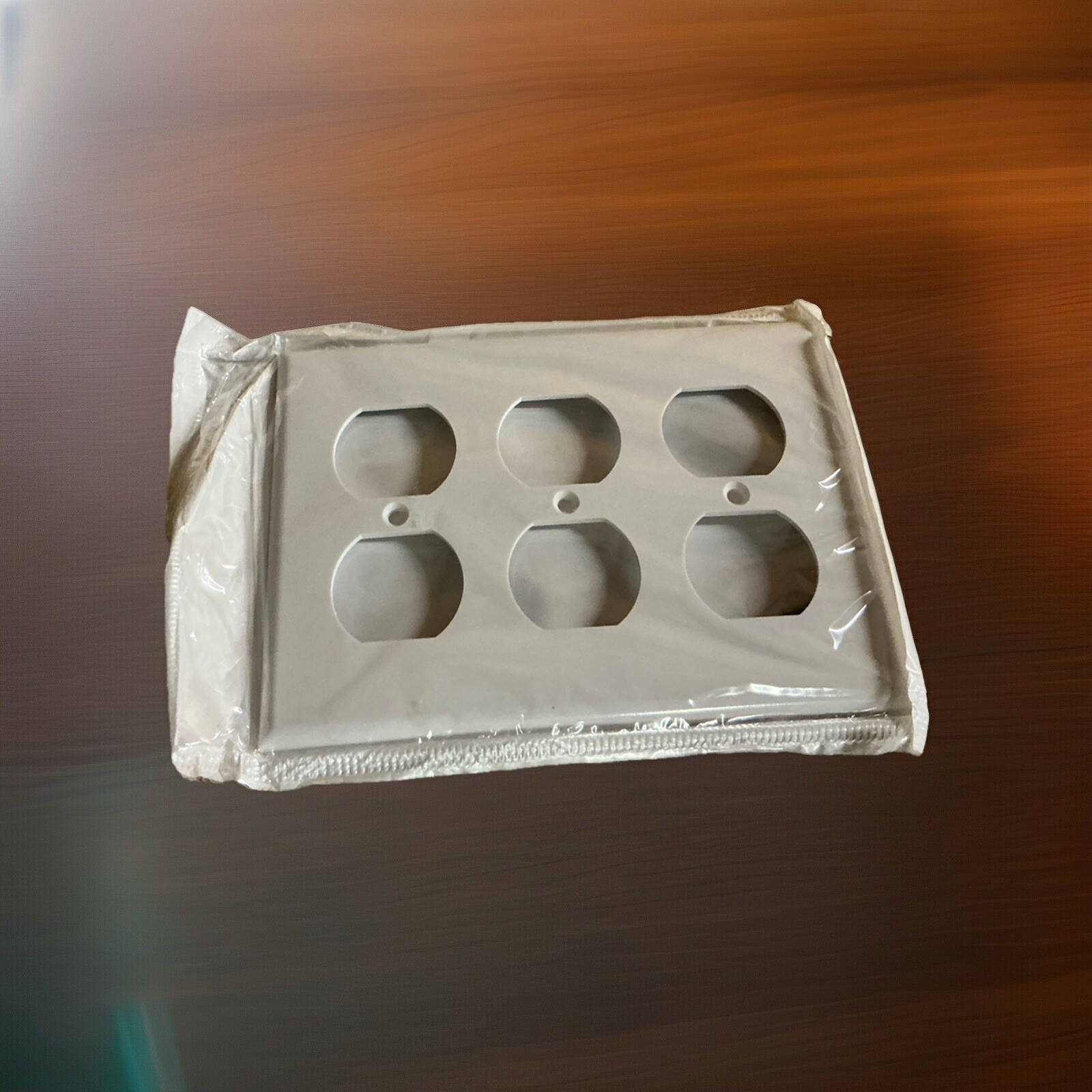 DUPLEX OUTLET PLUG RECEPTACLE PLASTIC WALL COVER PLATE  3 GANG WHITE