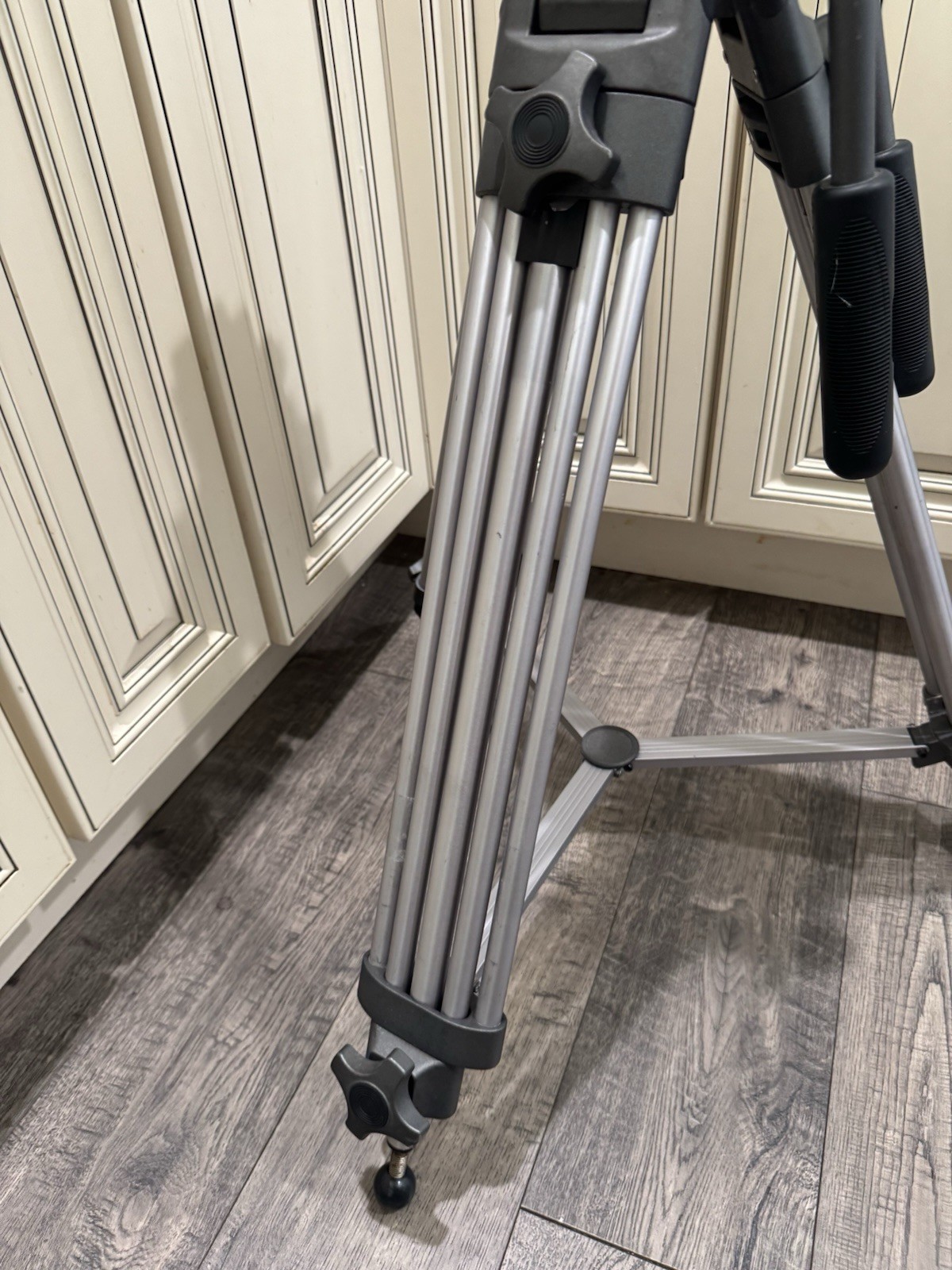 Ravelli AVTP 55" Video Camera Tripod With Fluid Head Heavy Duty