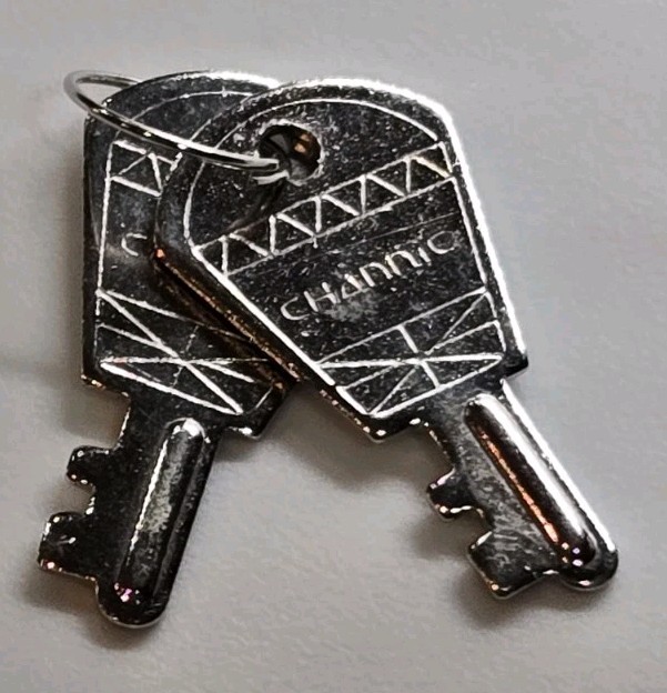 2 VINTAGE CHANNIC KEYS