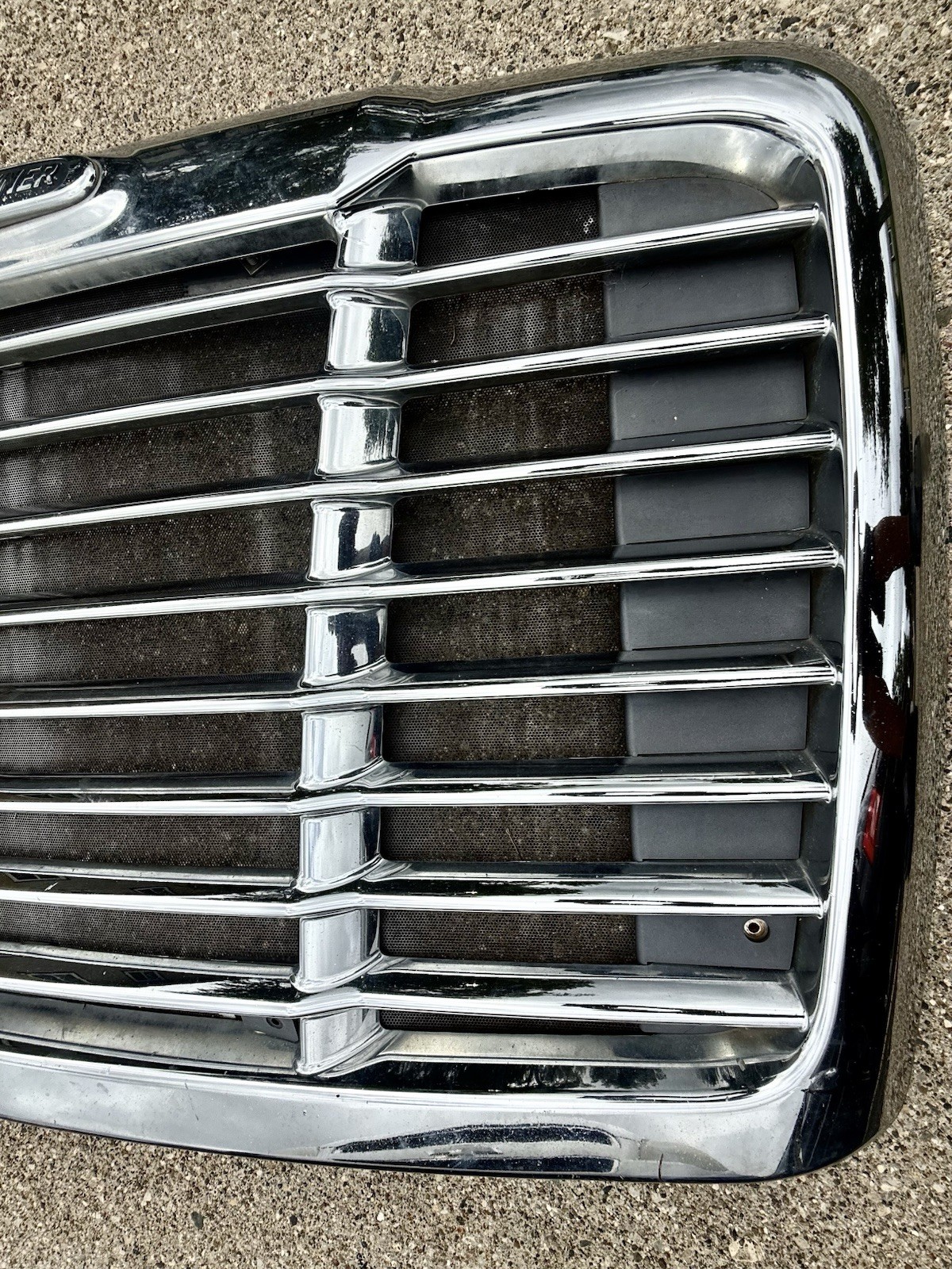 2008-2019 FreightLiner Cascadia Grille With Bug Screen Used OEM