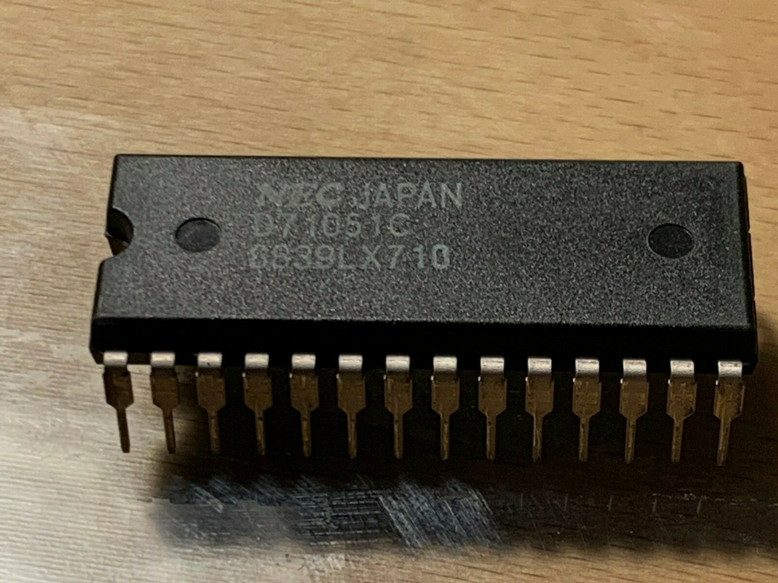 D71051C -NEC IC - DIP-28 - Serial Control Unit .