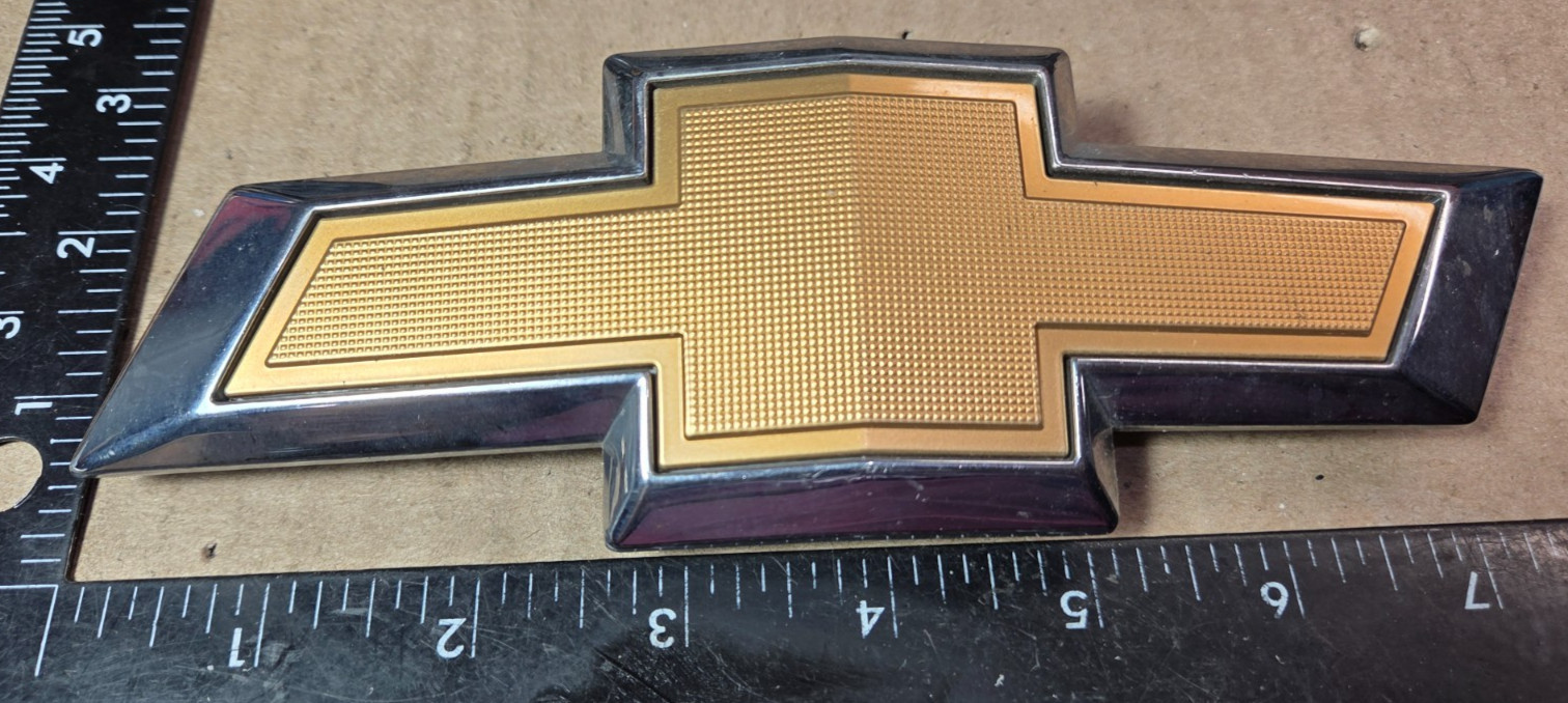 CHEVROLET TRAILBLAZER CIRCA '20 FRONT GRILLE EMBLEM 42475825  (6364)