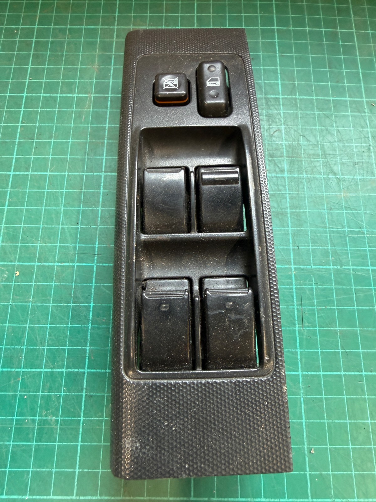 TOYOTA COROLLA VERSO 4 WAY WINDOW SWITCH RIGHT FRONT 2004-2009 84820-0F010