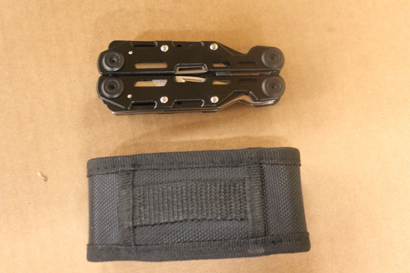 Urban Gear Multitool W/ nylon Case #BINC359