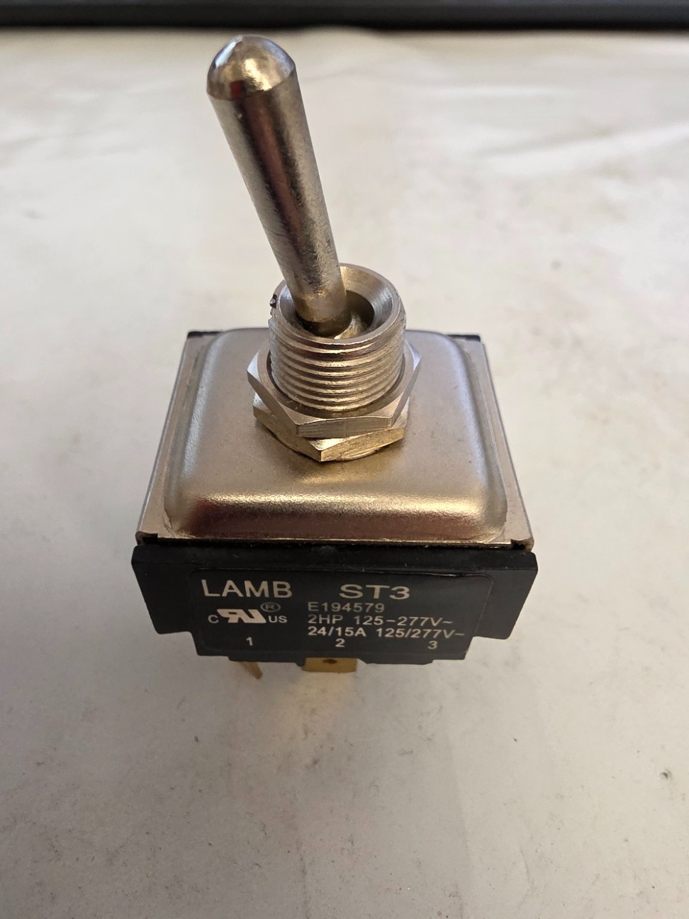 E-Switch ST34RE00 is a high-current, heavy-duty toggle switch